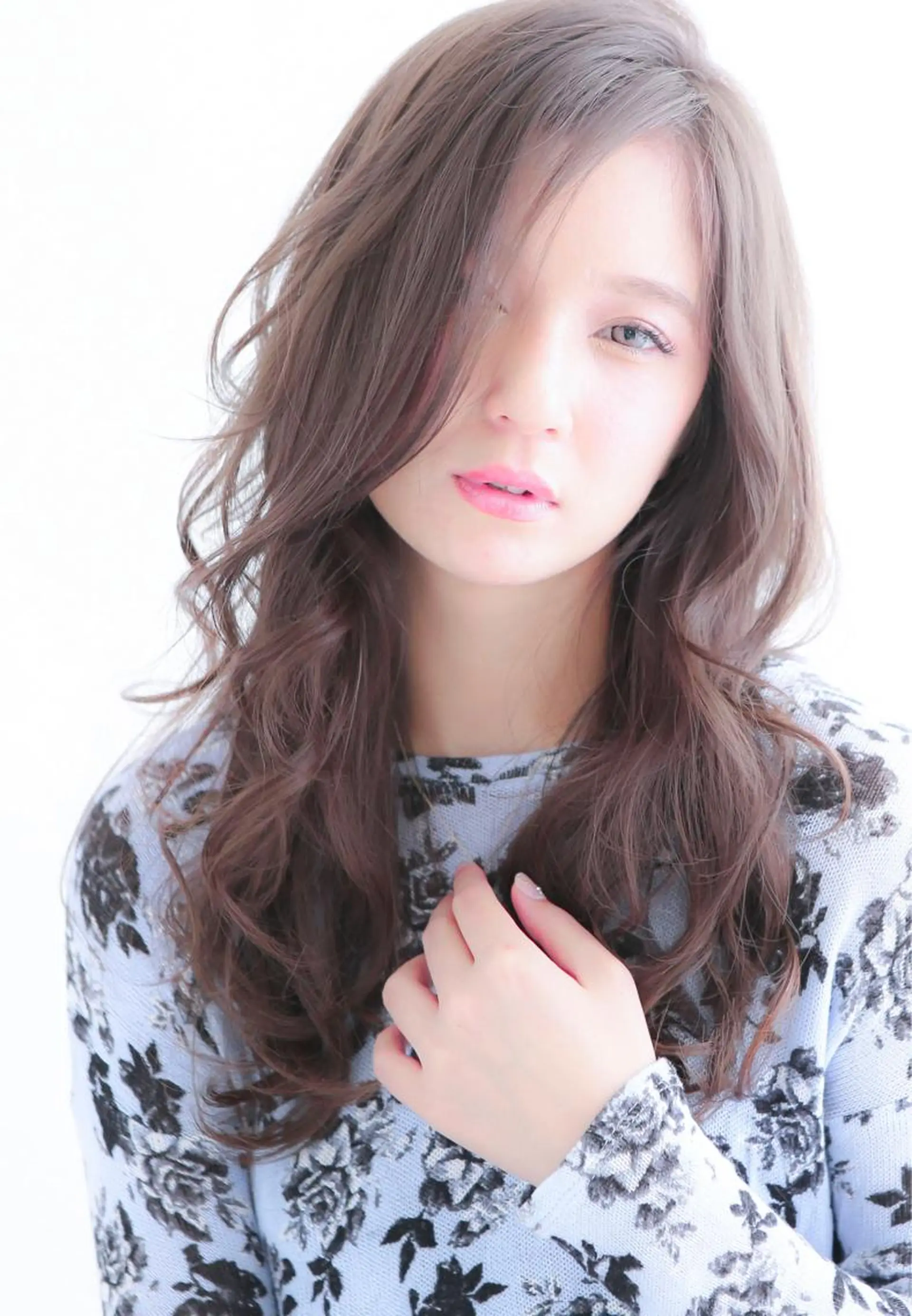 ロング カラー アッシュ アッシュグレー アッシュグレージュ 黒髪 ブリーチ トリートメント Days 透明感カラーのヘアスタイル