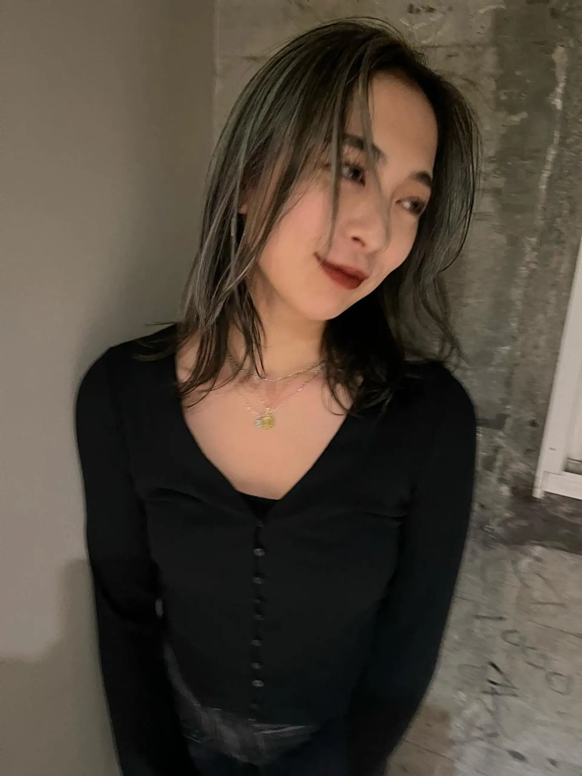 セミロング カラー ブリーチ ハイライトカラー ハイライト 🦮shiori アイドルオタク🦮のヘアスタイル