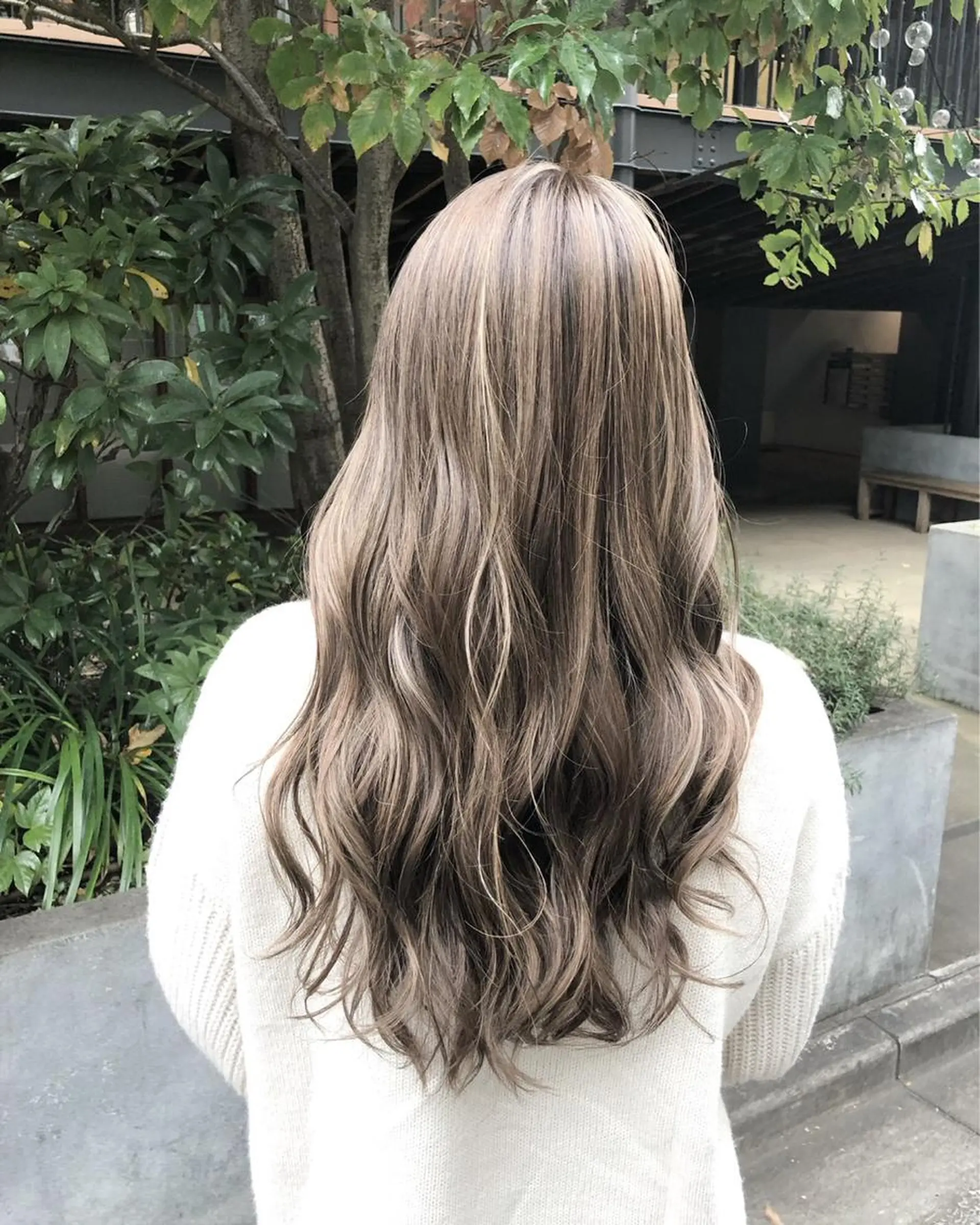 ロング カラー バレイヤージュ ブリーチ デザインカラー ハイライトカラー インナーカラー ハリウッドブロウ LAID BACKの眉毛・アイブロウイメージ