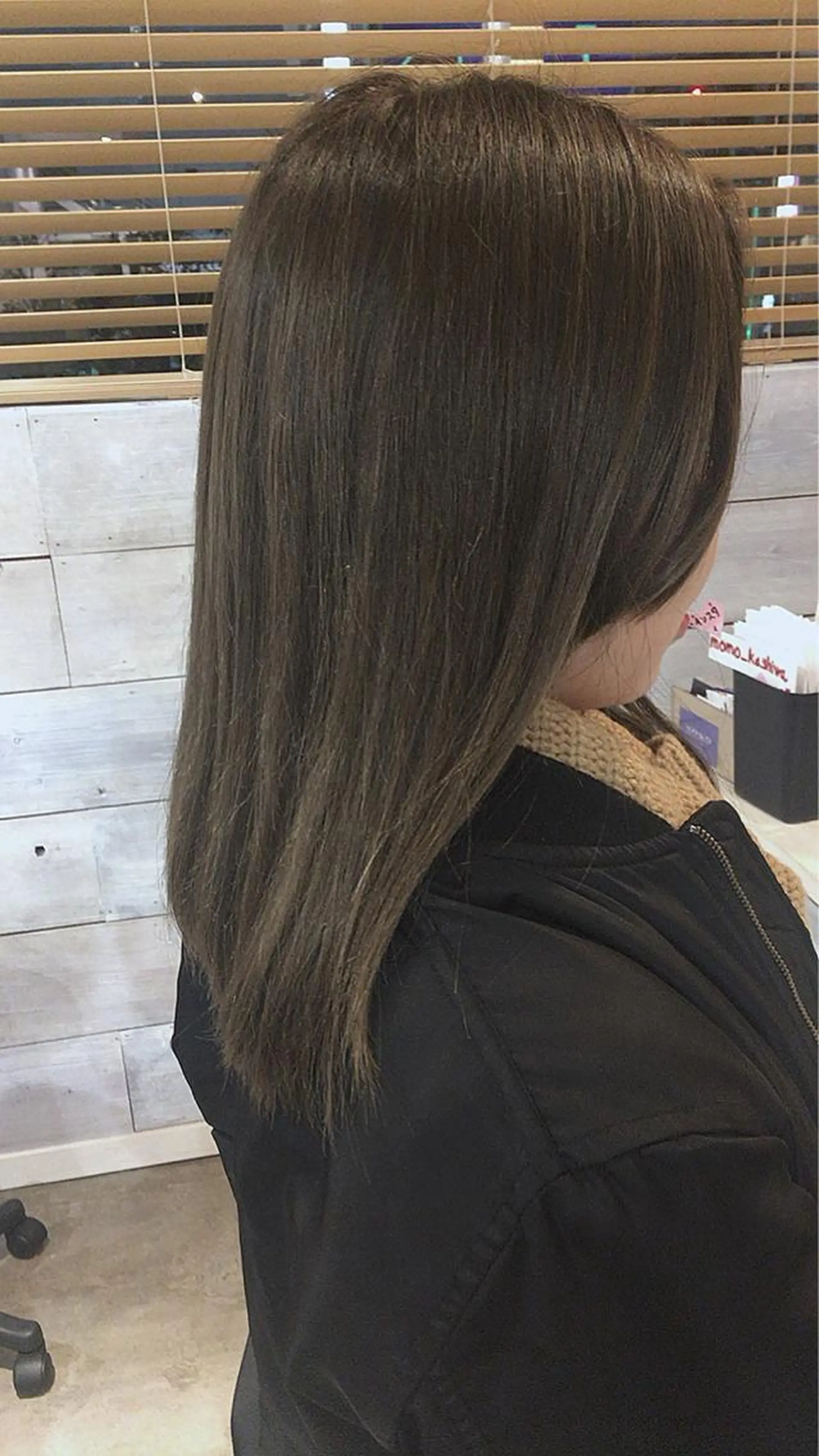 ミディアム カラー アッシュ 品田 真里のヘアスタイル