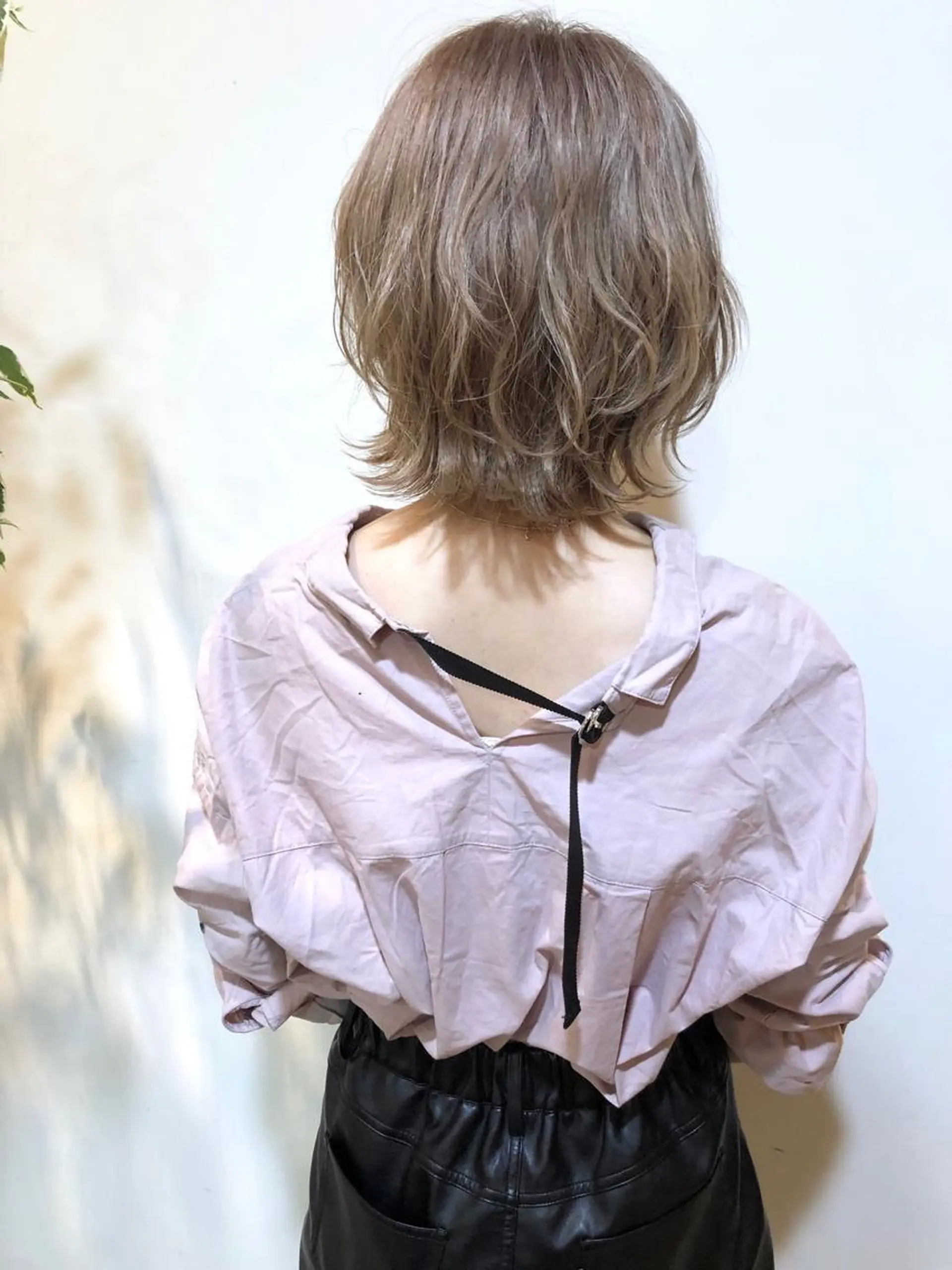 ショート MIOベージュカラー 柔らかいカラーのヘアスタイル