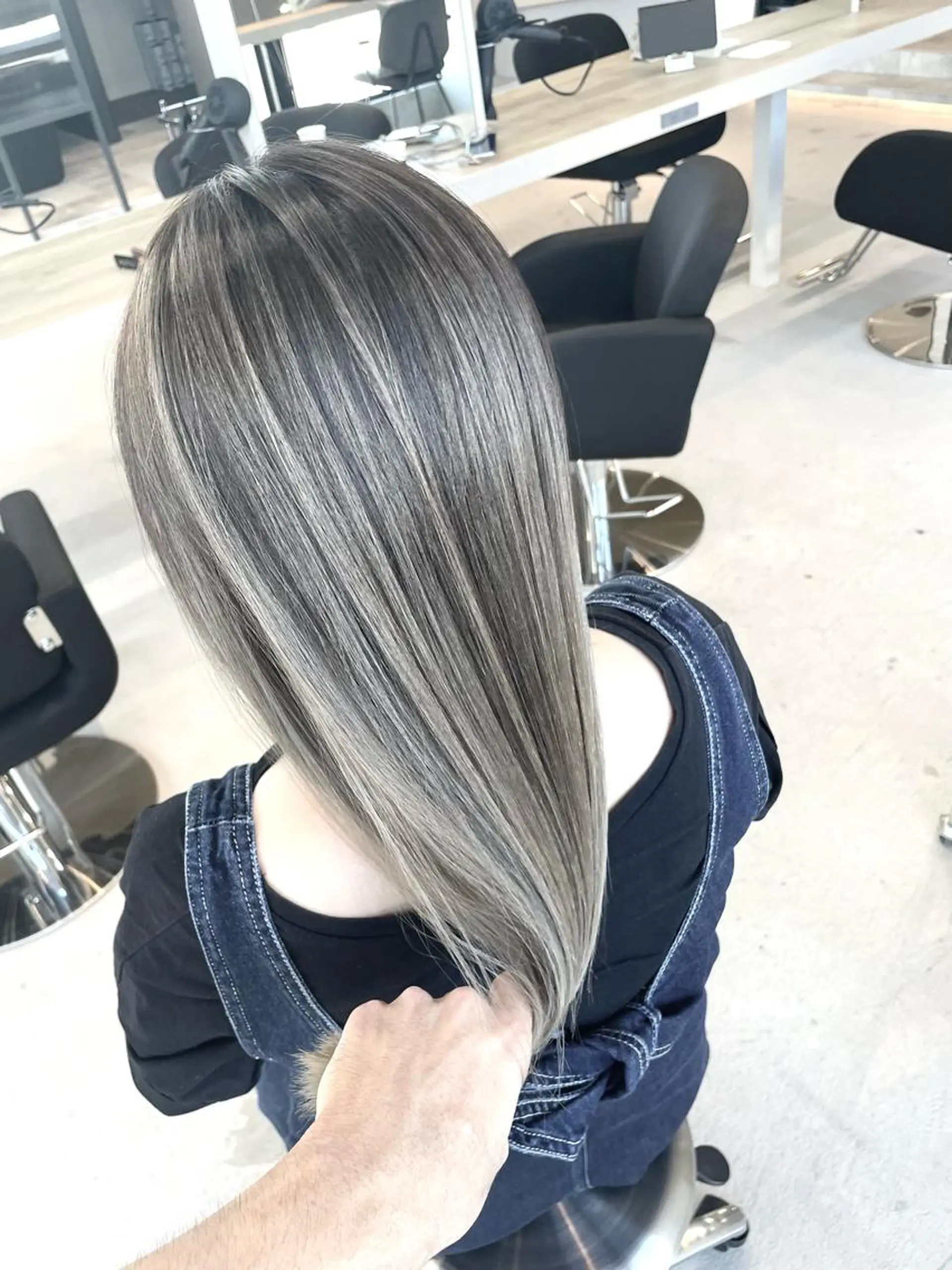 ロング カラー アディクシーカラー バレイヤージュ ベージュカラー ブリーチ ケアブリーチ Lia所属・皆木 智晴のヘアスタイル