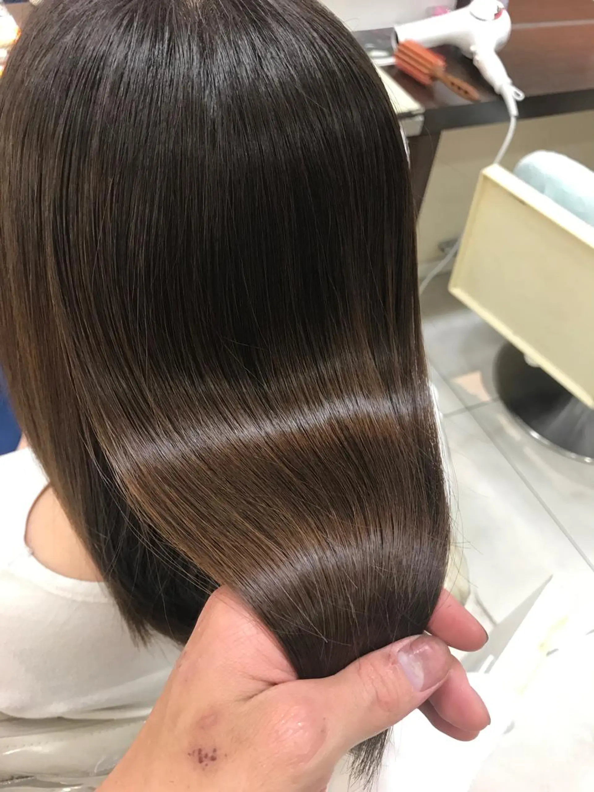 ミディアム 縮毛矯正/髪質改善 継続する美髪のヘアスタイル