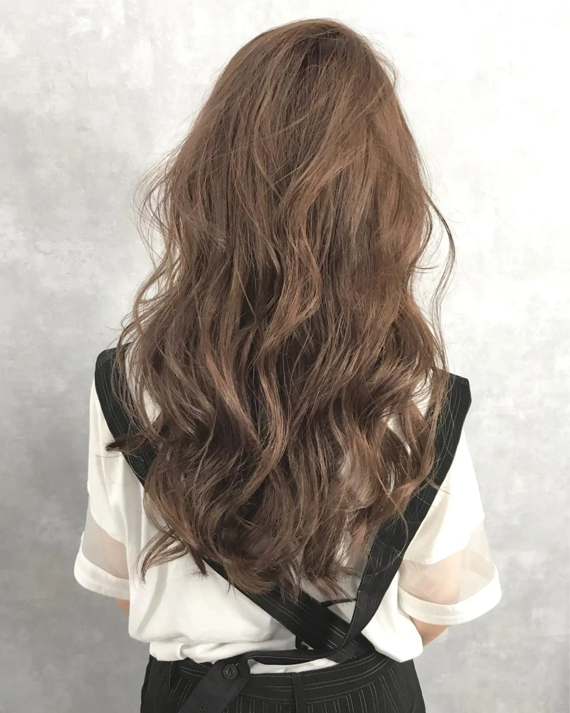 セミロング カラー ベージュカラー ハイライトカラー ラベンダーカラー ラベンダーベージュ ハイライト TOMOYAレイヤー ブリーチ縮毛矯正のヘアスタイル