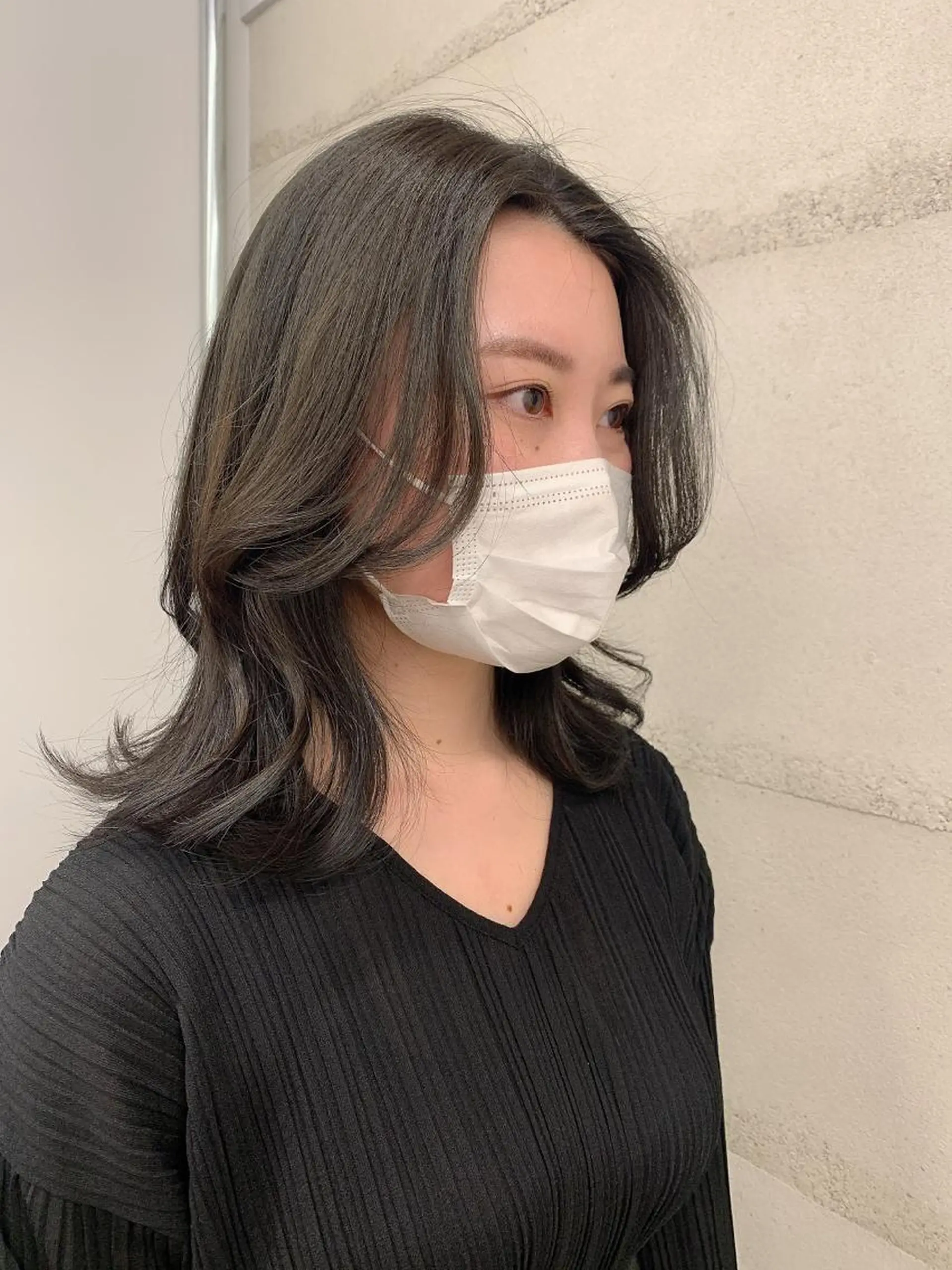 ミディアム カラー イヤリングカラー グレージュ インナーカラー くびれヘア 髪質改善 カット ヘアカラー トリートメント ヘッドスパ 透明感/オリーブ/ グレージュ/YUKAのヘアスタイル