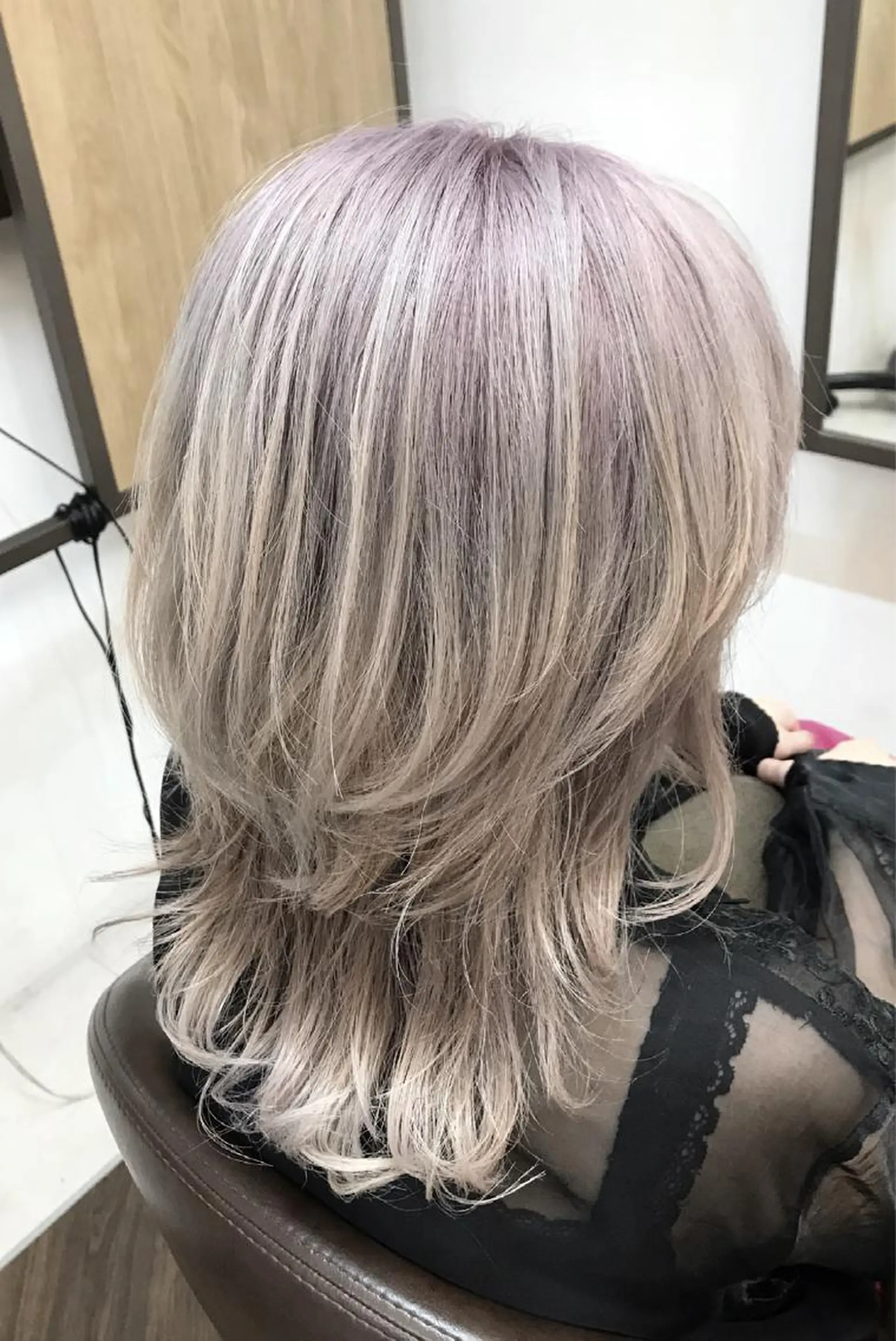 ミディアム カラー パーマ ヘアアレンジ アッシュ ブリーチ ホワイトアッシュ 外ハネヘア ウルフカット APSEE メンズカラー特化のヘアスタイル