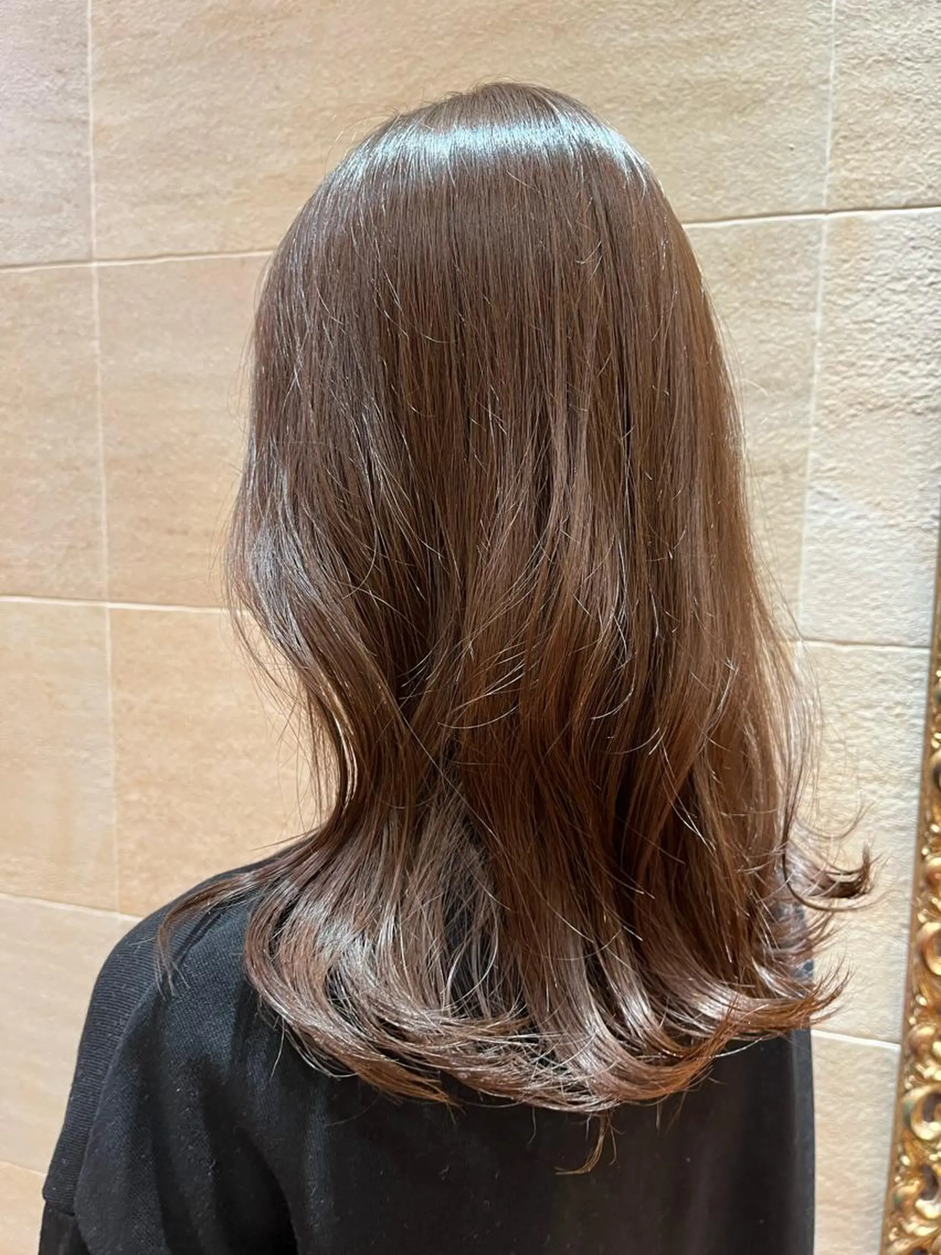 セミロング カラー 青山 莉奈のヘアスタイル