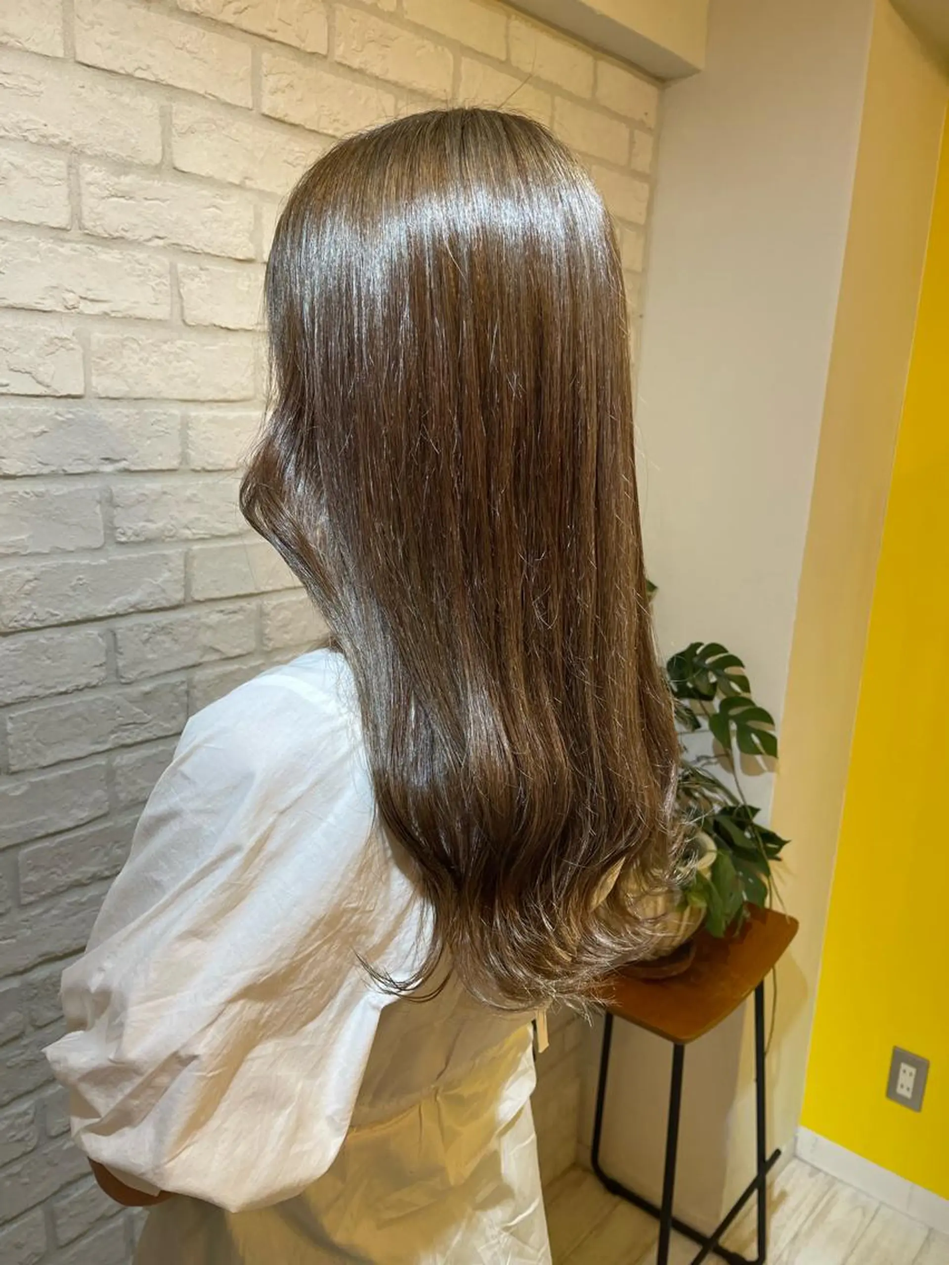 ロング カラー ベージュカラー ブリーチ 透明感カラー ミルクティーベージュ ブリーチなしカラー メンズパーマモデル 無料/今間 海音のヘアスタイル