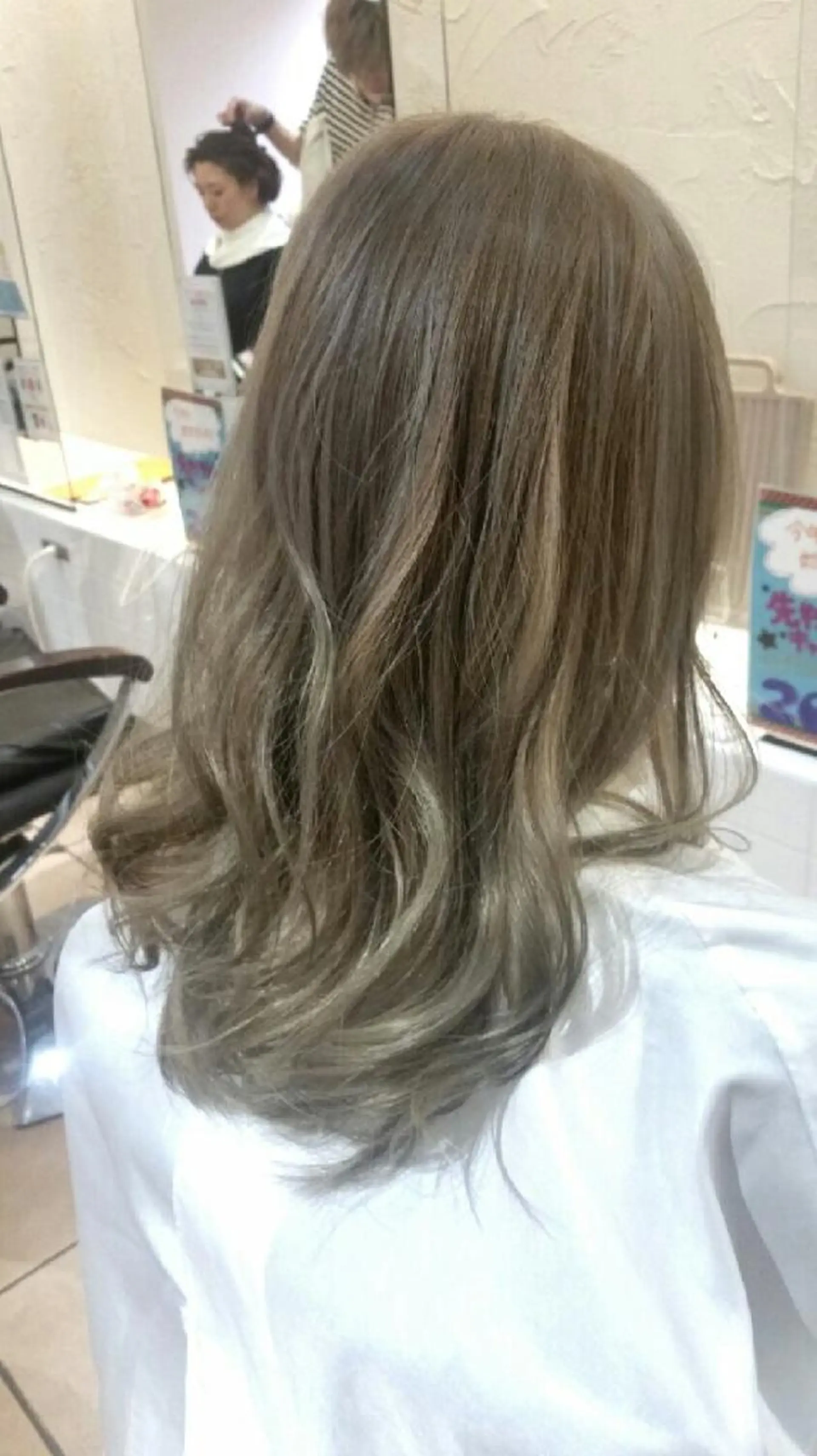 ミディアム セミロング カラー ヘアアレンジ グレージュ ミルクティーグレージュ 【髪質改善美容師】t occa茨木篠原健太のヘアスタイル