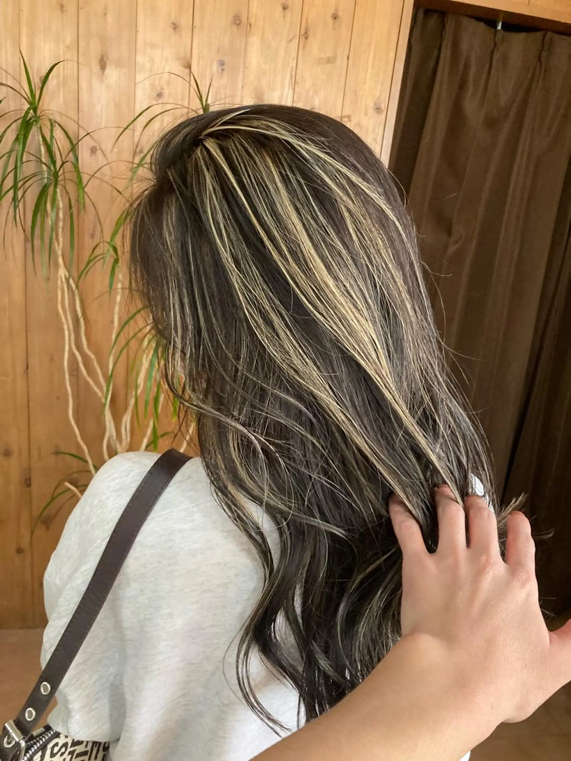 ロング カラー ブリーチ ハイライトカラー ハイライト ヘアカラー Well‘s黒木🌿 レイヤー💎寒色のヘアスタイル