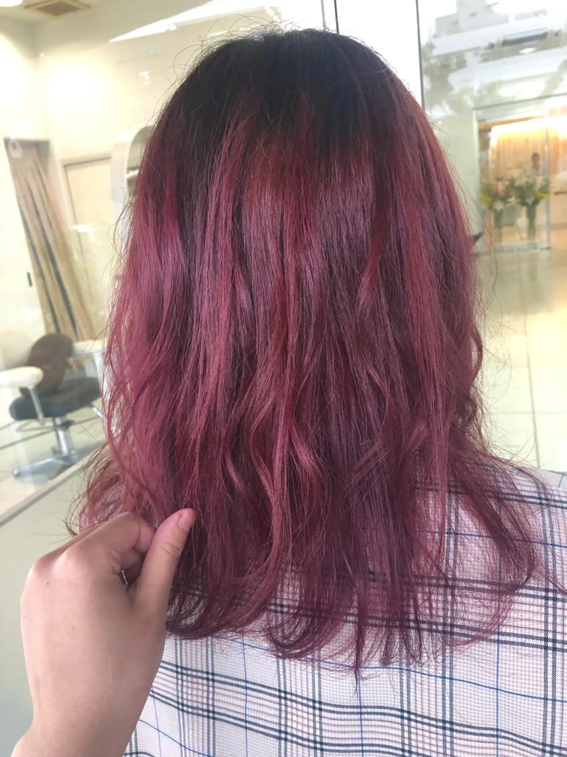 セミロング 白髪ぼかしハイライト めさきすずなのヘアスタイル