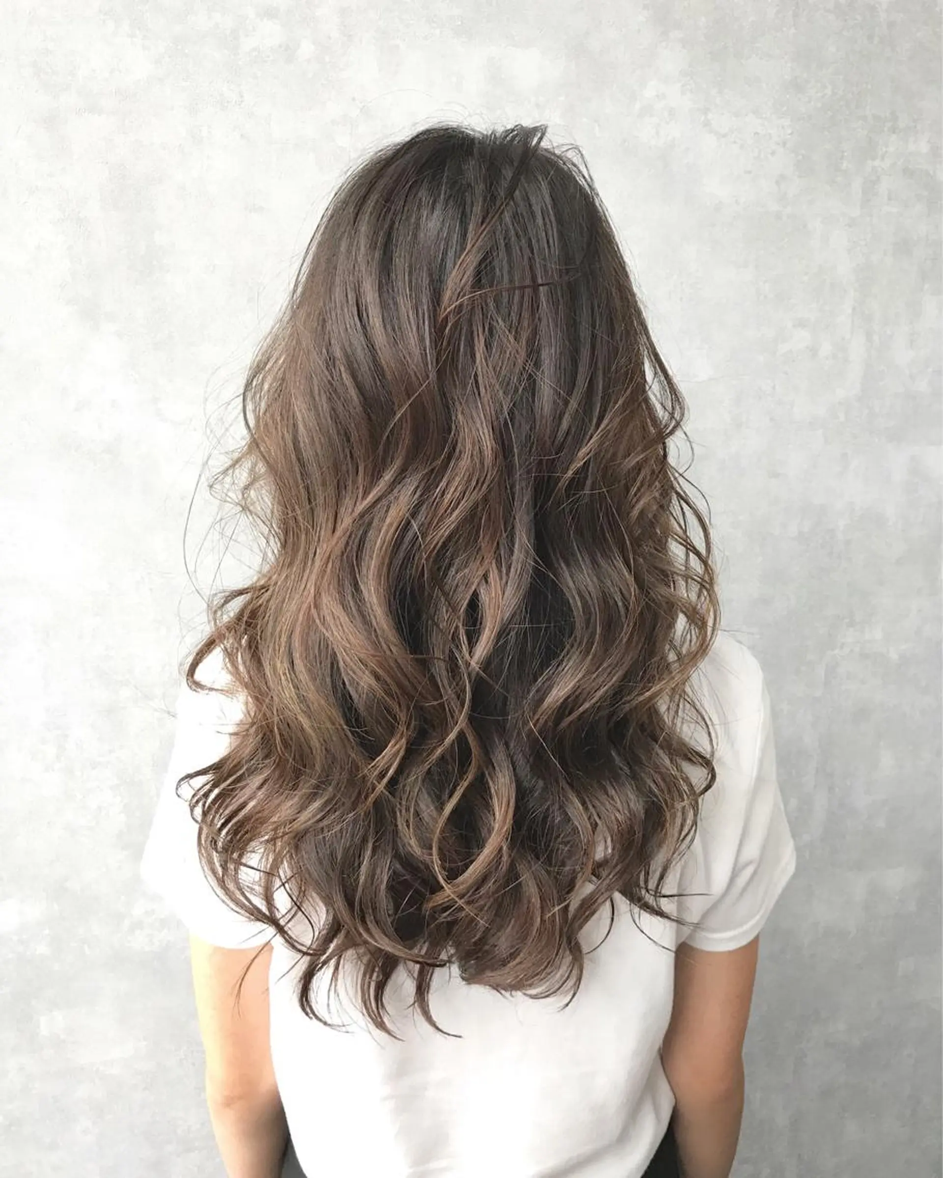 セミロング カラー ベージュカラー ハイライトカラー ミルクティーベージュ ハイライト TOMOYA ブリーチ縮毛矯正のヘアスタイル