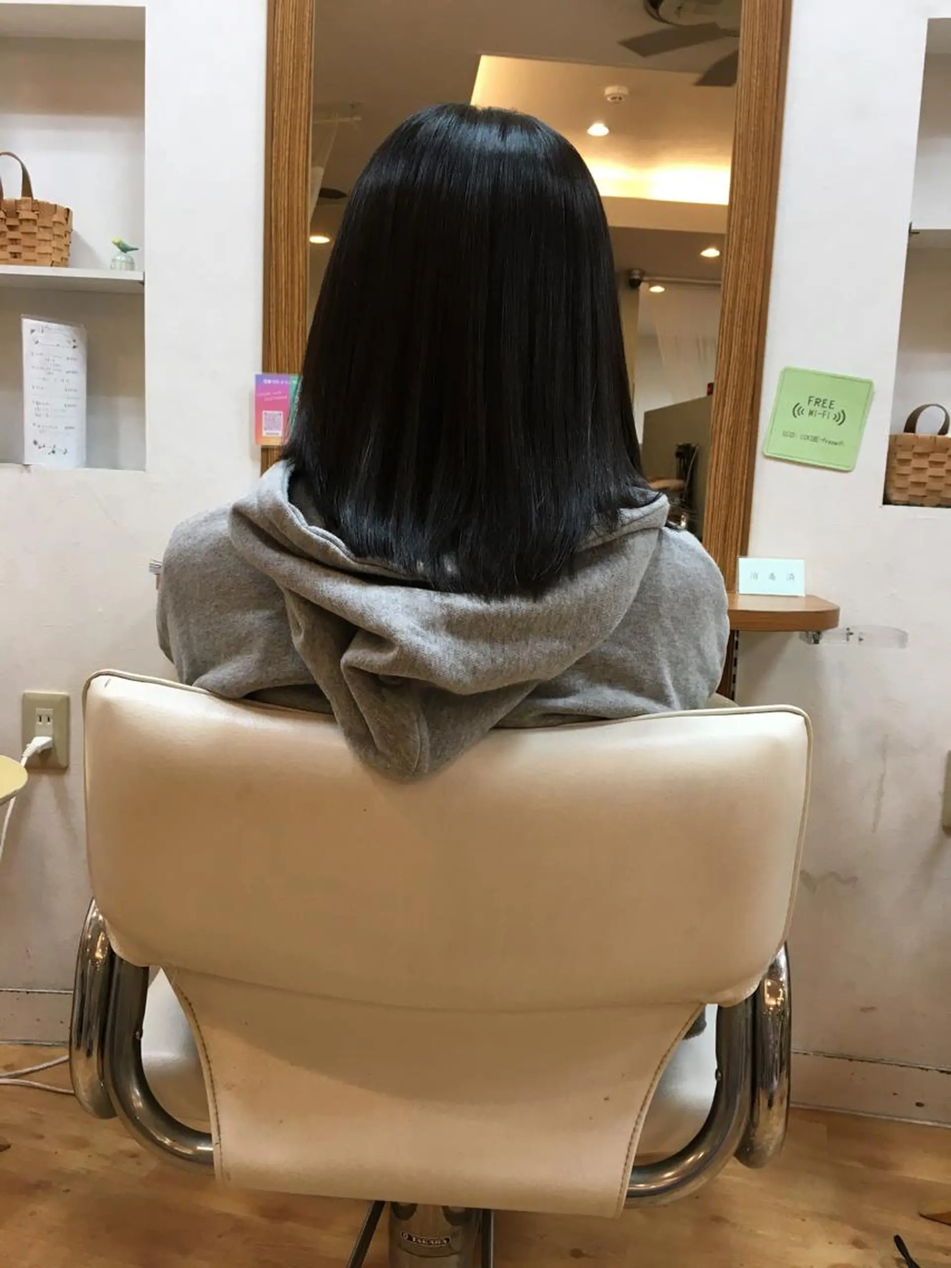 ミディアム 湯浅 貴子のヘアスタイル