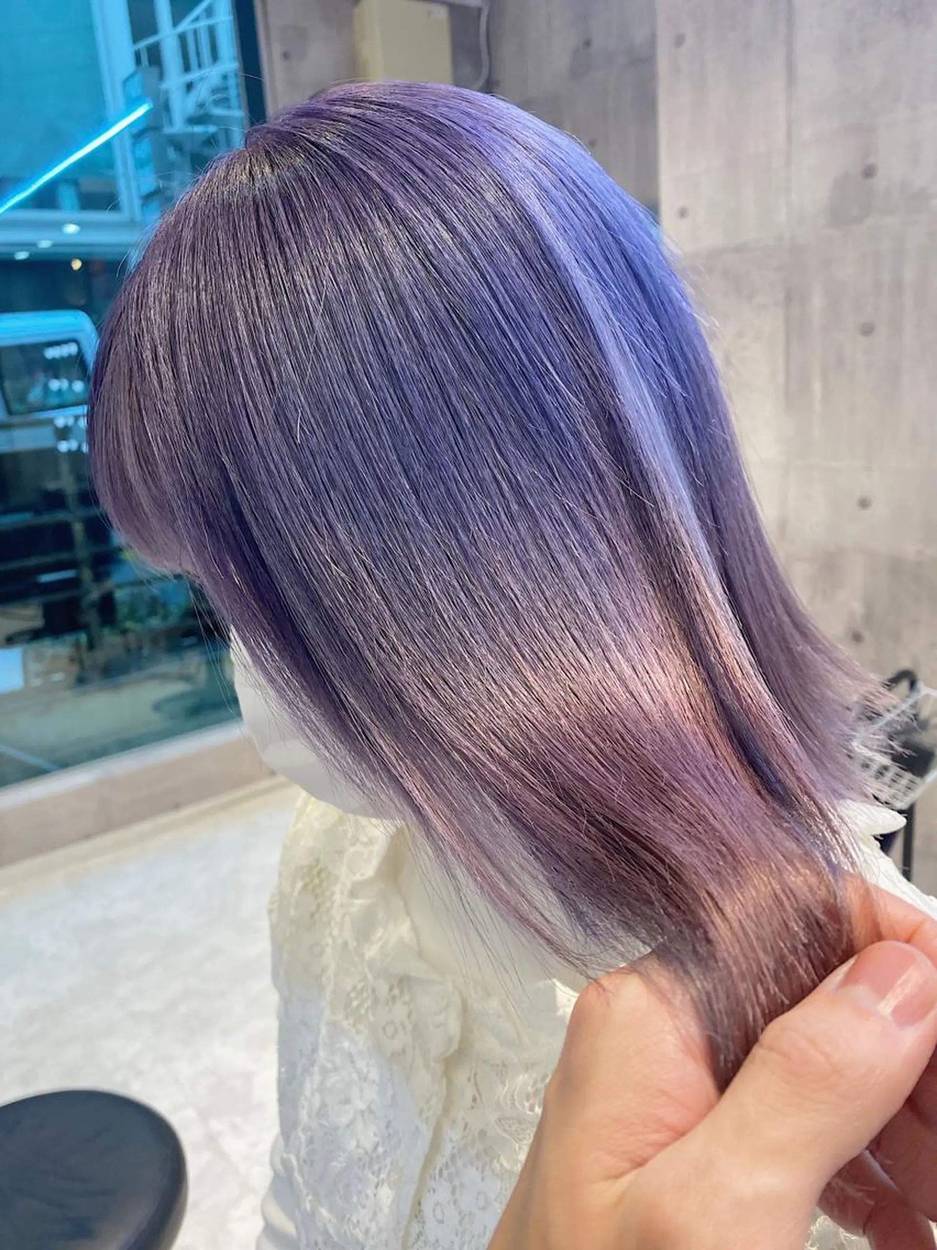 セミロング カラー メンズ メンズハイライト メンズインナーカラー アッシュ アッシュグレー アッシュグレージュ JuNブリーチに 縮毛矯正するプロのヘアスタイル