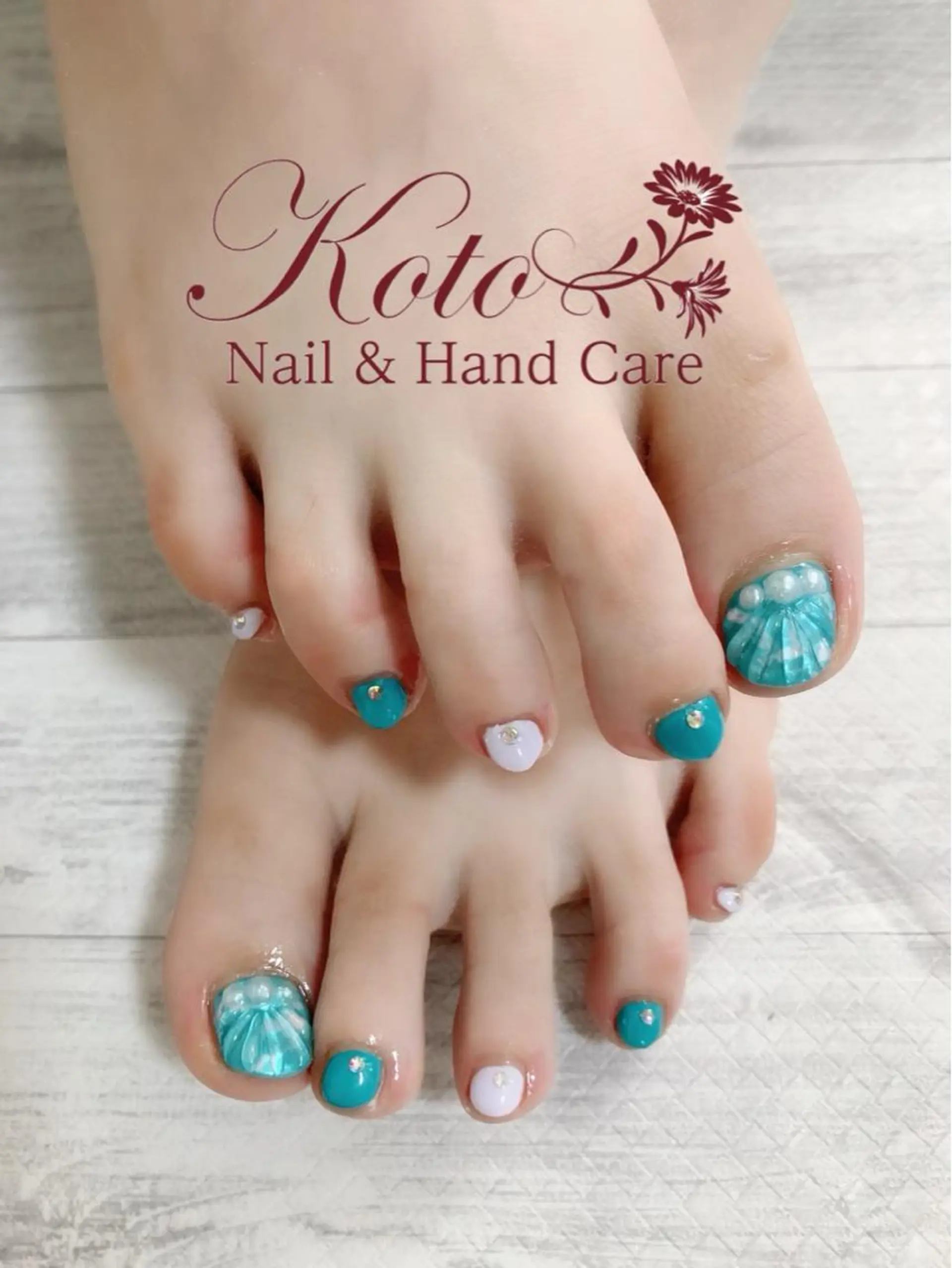 ネイル 長さ出し フットネイル フレンチネイル ジェルネイル ラメ(グリッター) Risa ネイルサロンKOTOのネイルデザイン