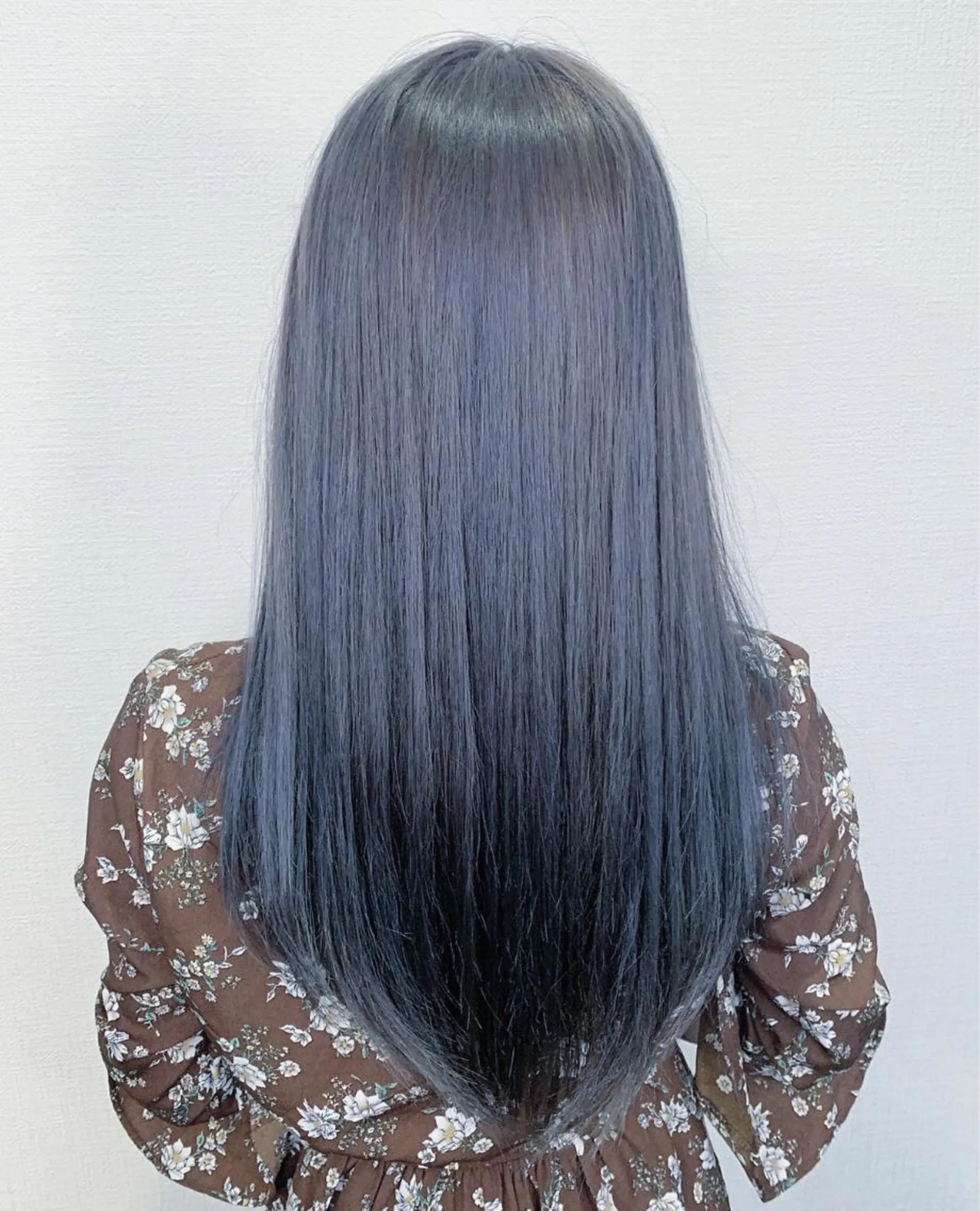 ロング アッシュ ヘアカラー 袴田 伊代のヘアスタイル