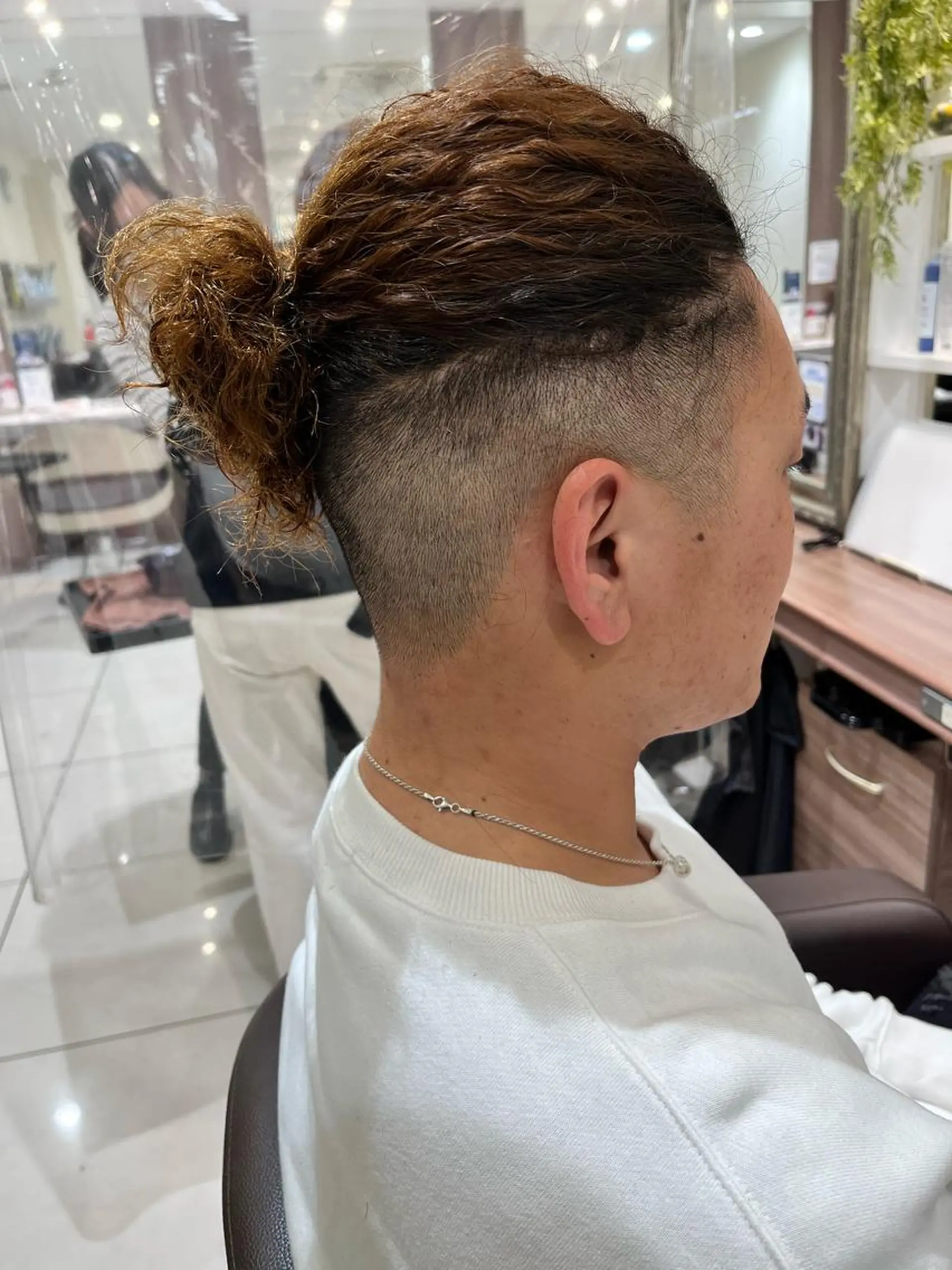 ミディアム パーマ メンズ ミディアムパーマ メンズパーマ ナチュラル暖色カラー 🤎 佐藤栞のヘアスタイル