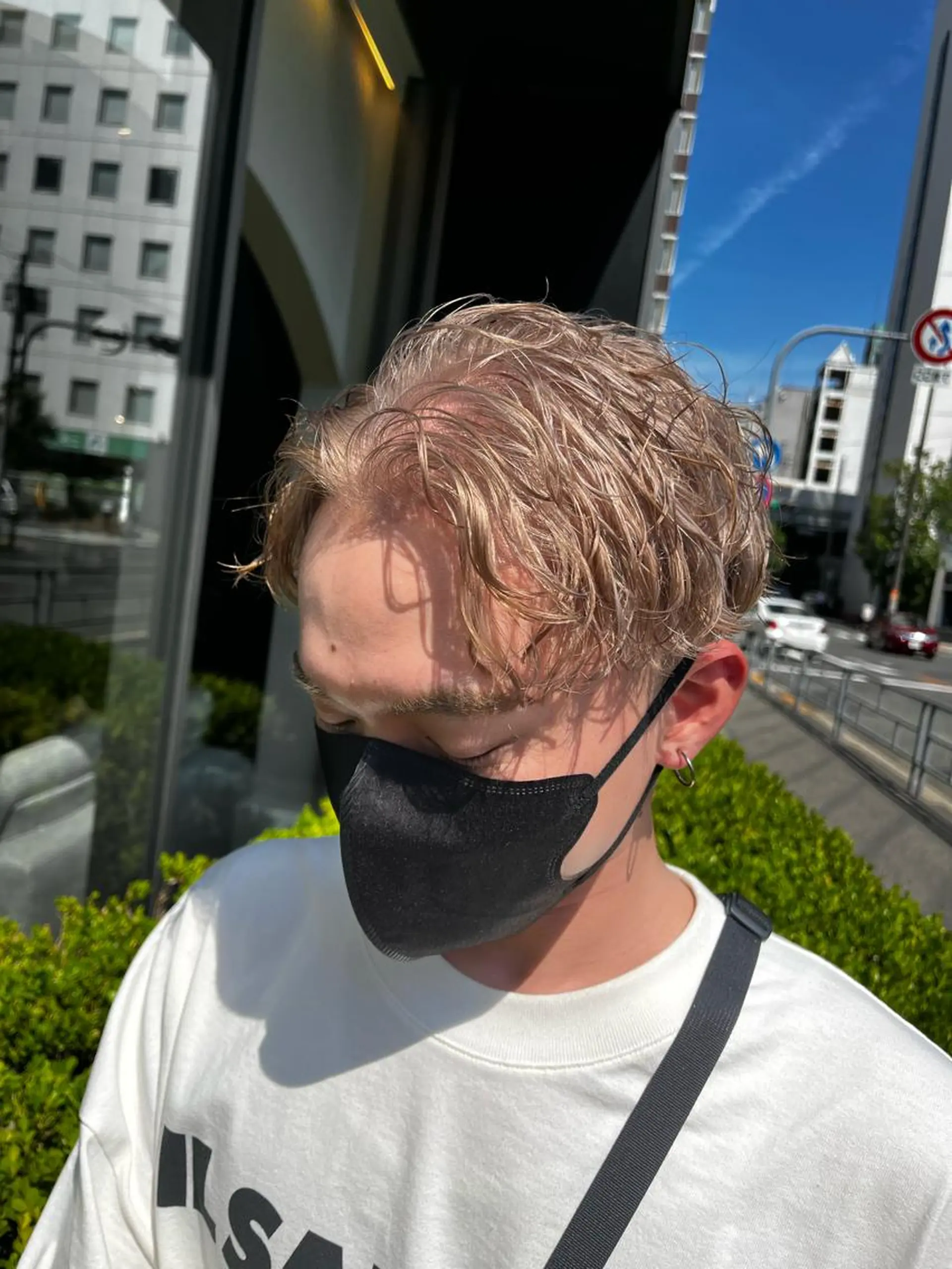 ミディアム カラー パーマ メンズ ミディアムパーマ フェードカット メンズハイトーン メンズパーマ ハイトーンカラー &CREW スタッフのヘアスタイル