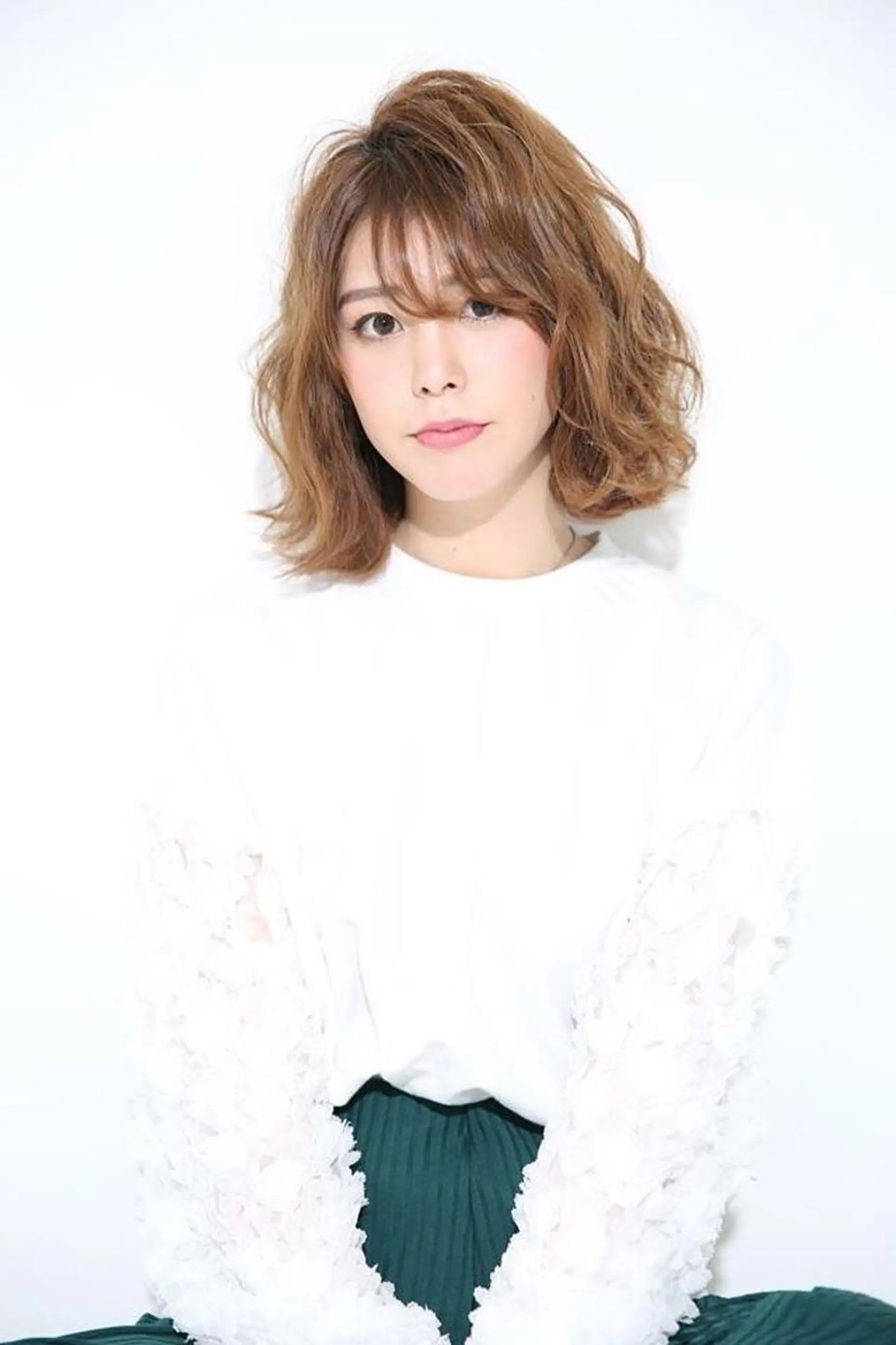 ミディアム ブリーチなしダブル/ レイヤーカット 小棹のヘアスタイル