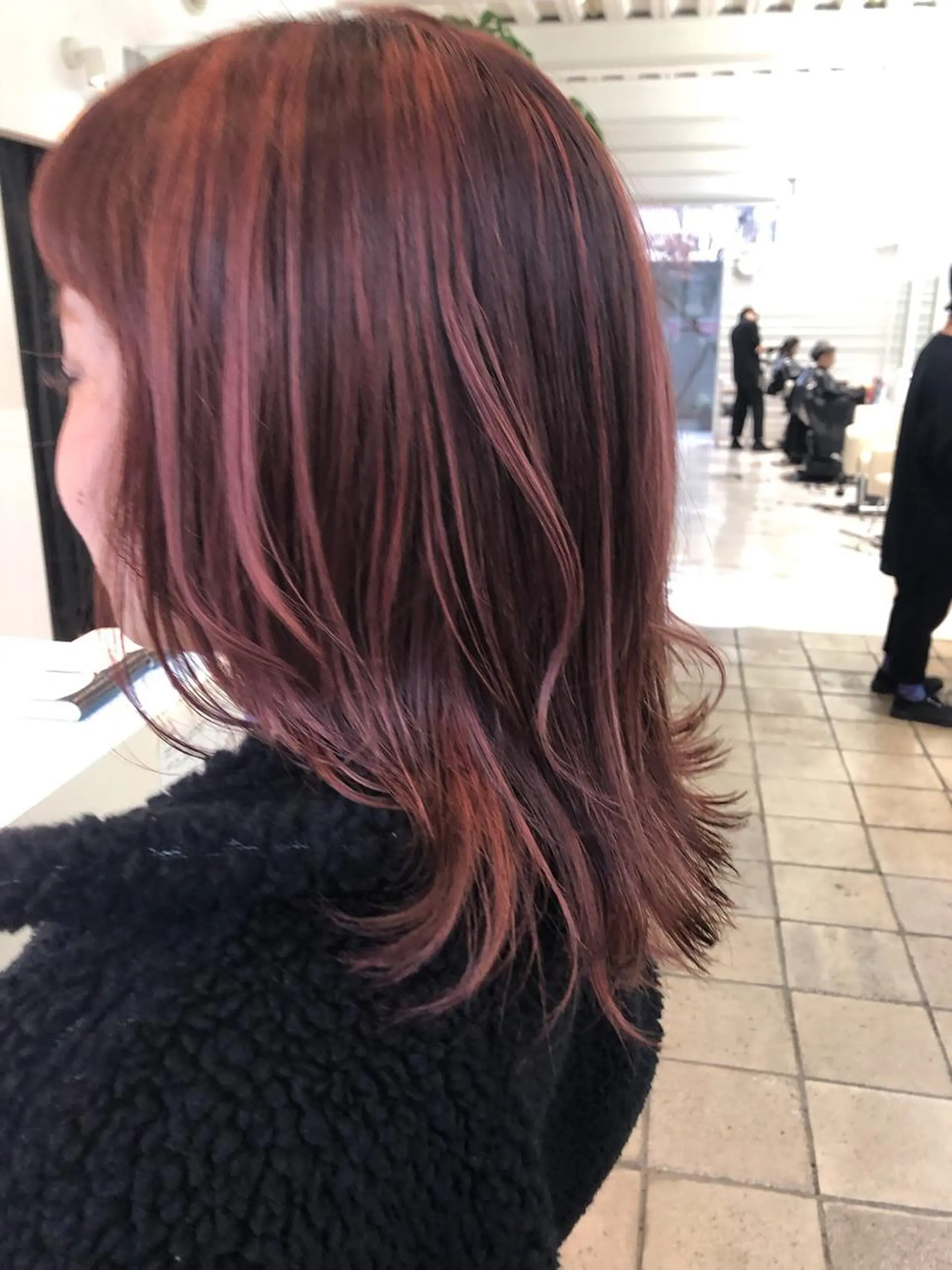 セミロング ハイライト レイヤーカット カット ヘアカラー 本山 くせ毛のカット 尾島光季のヘアスタイル