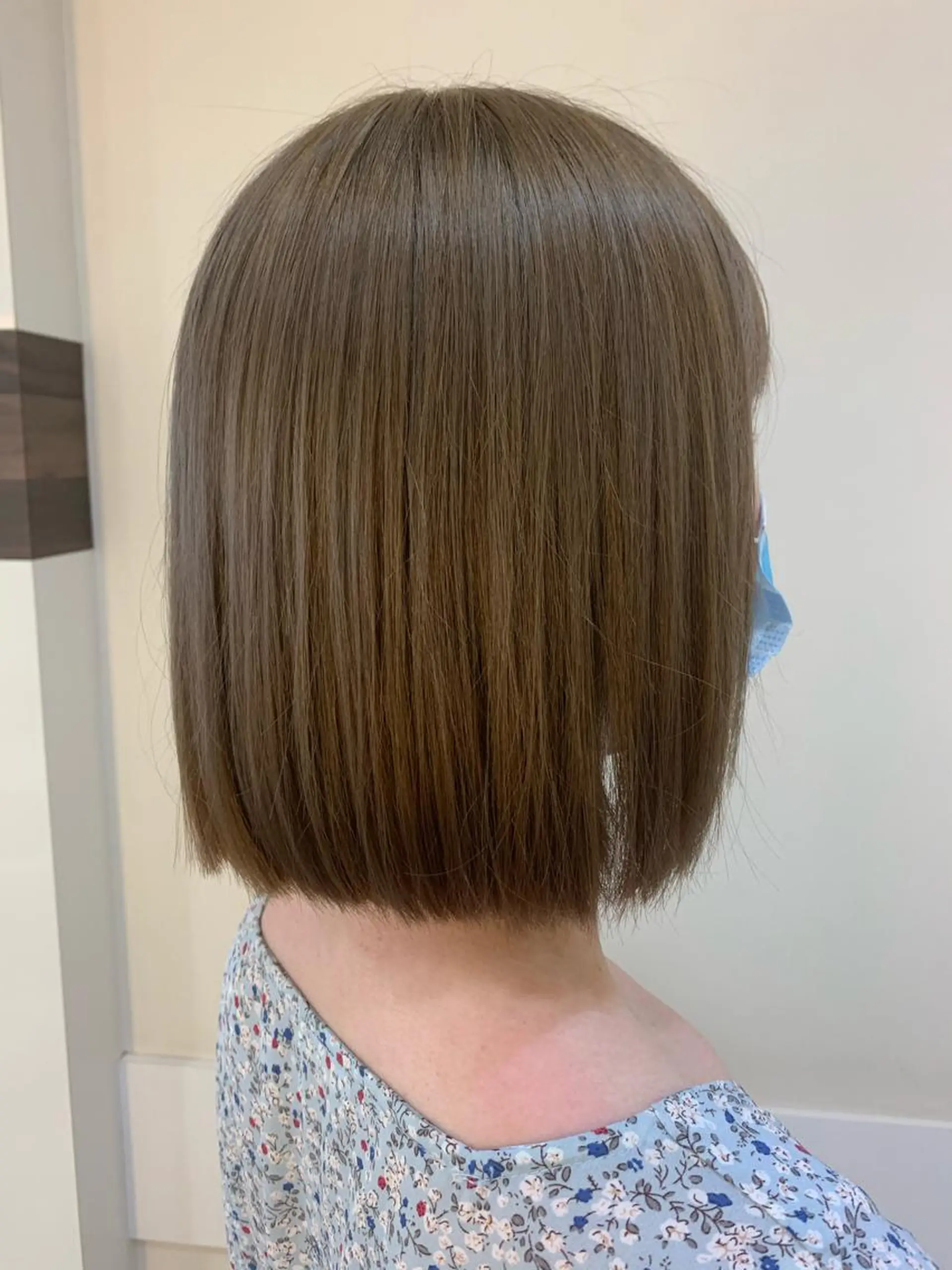 ミディアム カラー ベージュカラー ブリーチ ミルクティーベージュ カット 縮毛矯正 髪質改善 頭身浴/ 中田のヘアスタイル