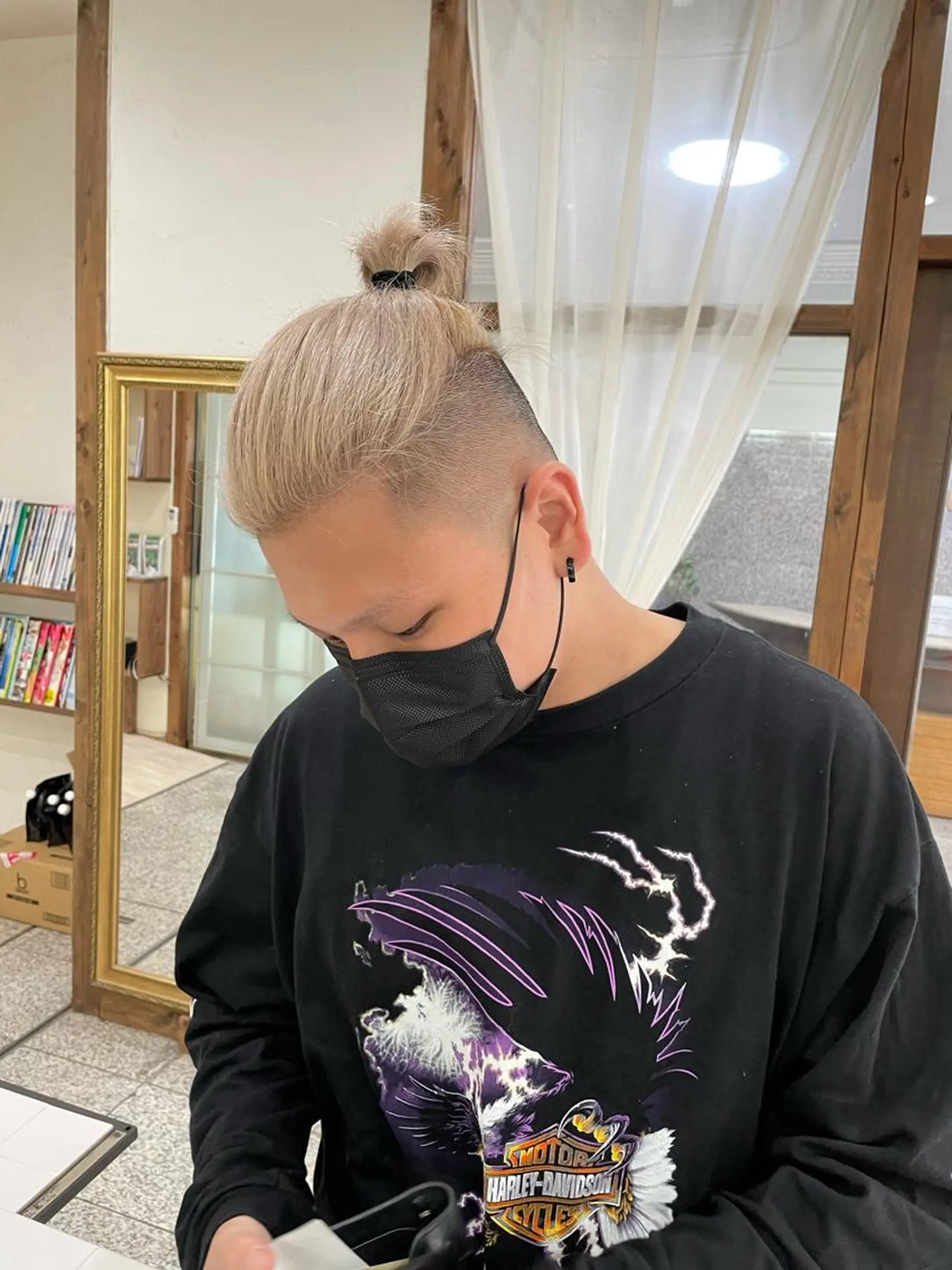 ショート カラー メンズ フェードカット メンズハイトーン マンバンヘア ハイトーンカラー カット ヘアカラー トリートメント 安田 蓮のヘアスタイル