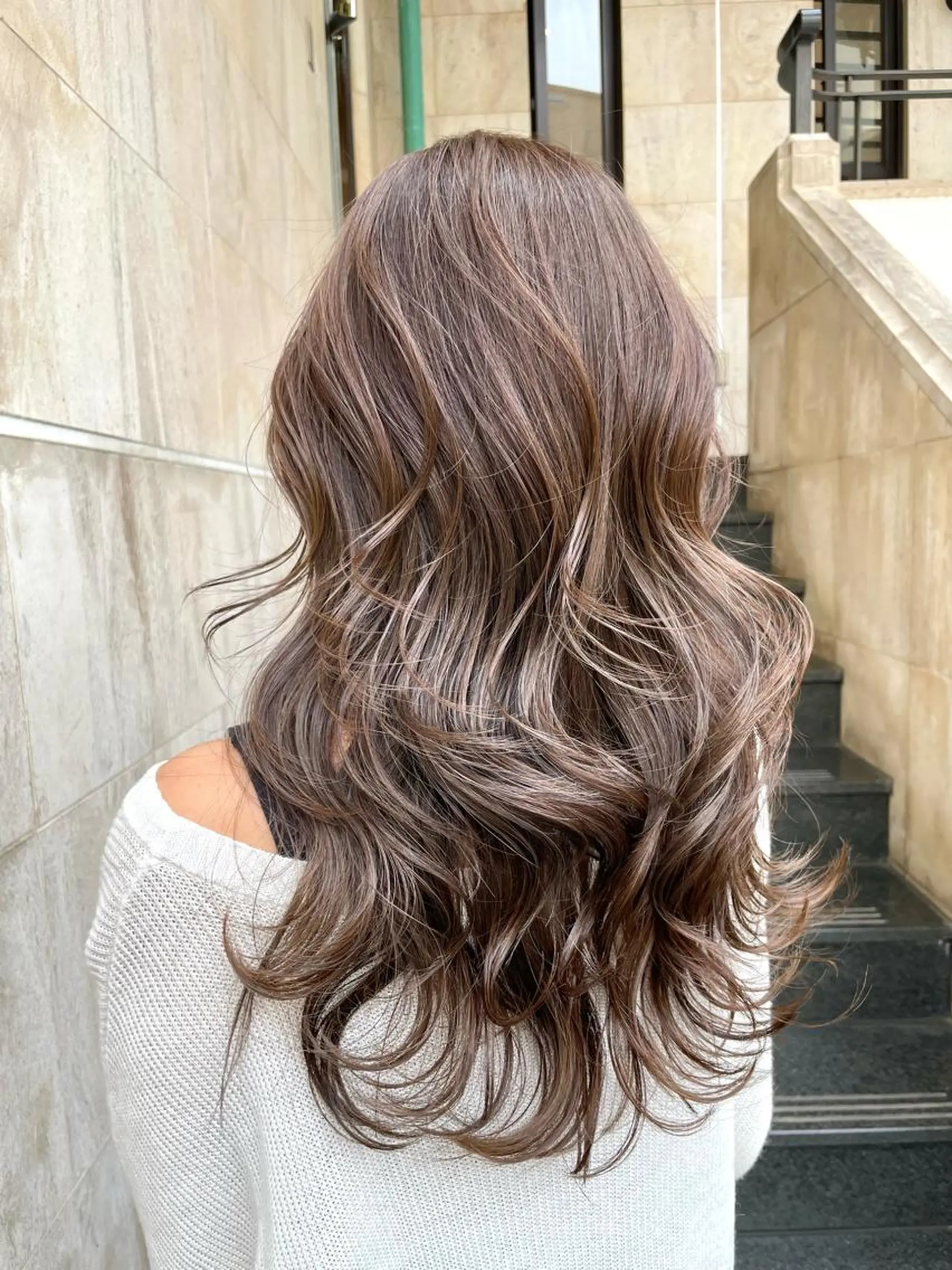 ロング カラー ブリーチ ハイライトカラー ブリーチなしカラー ハイライト ヘアカラー トリートメント アオガミ （前髪顔周りカット）のヘアスタイル