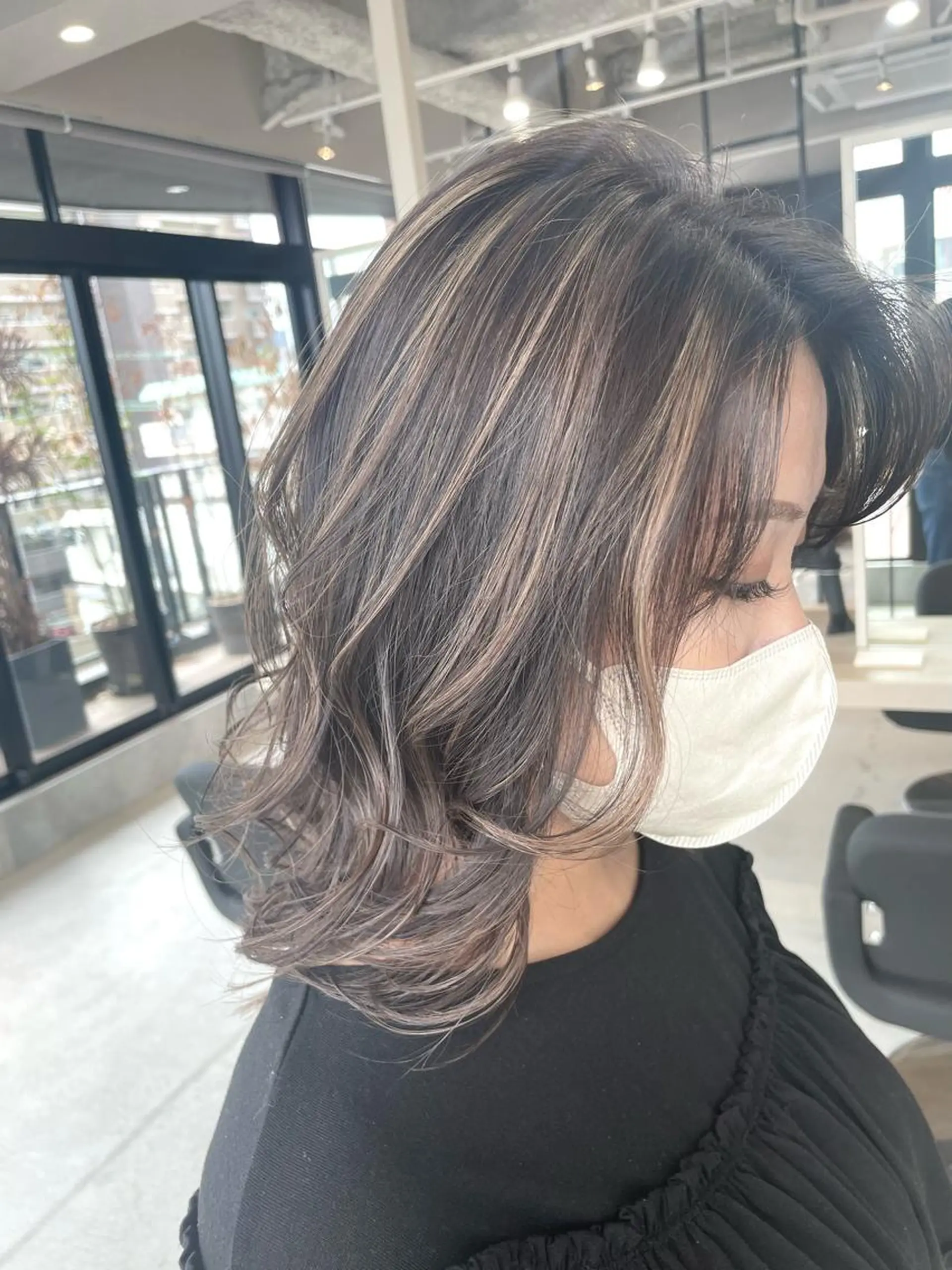 ミディアム 3Dハイライト 外国人風カラー ハイライト 髪質改善 レイヤーカット Lia所属・皆木 智晴のヘアスタイル