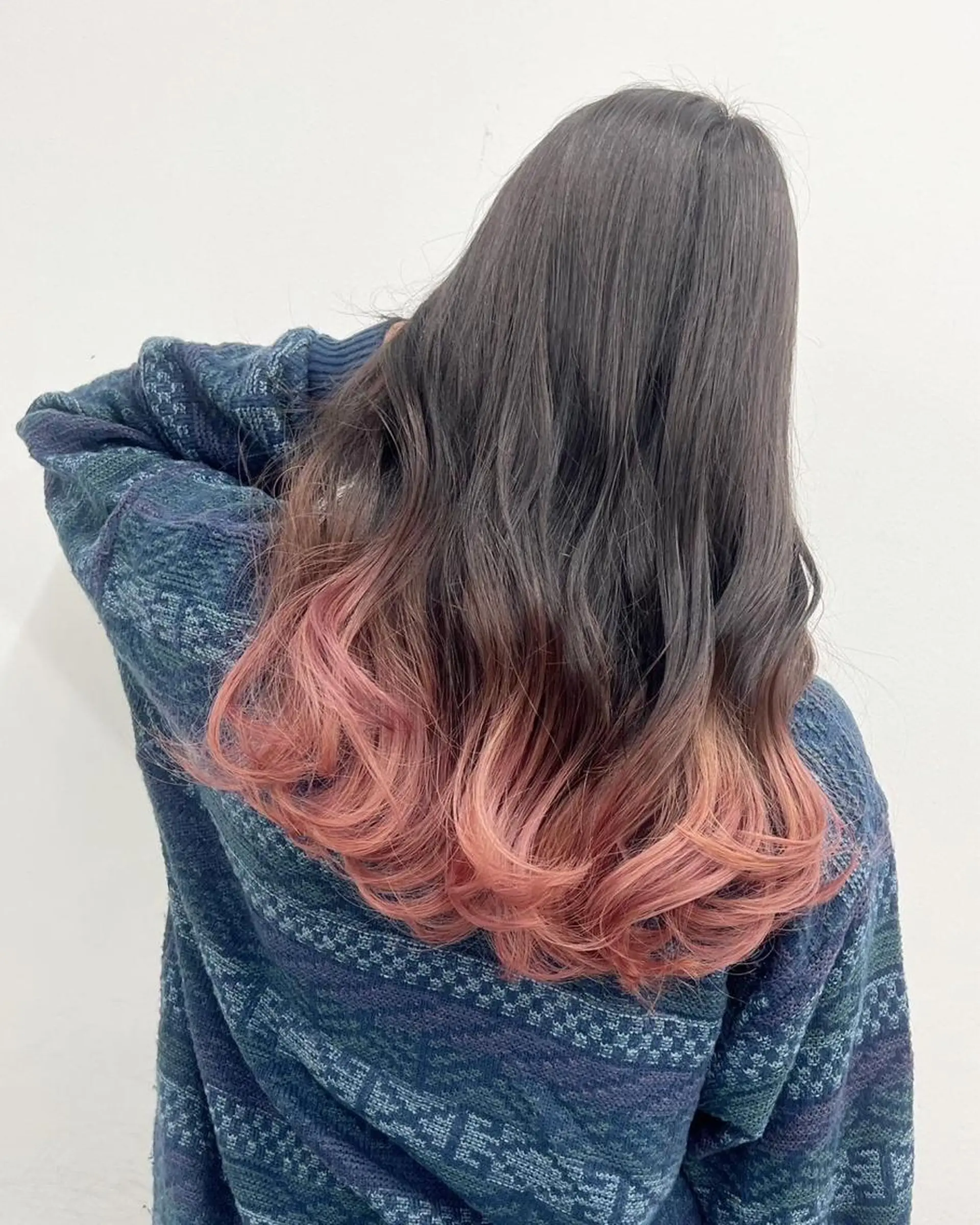 ロング アッシュ 顔周りカット ハイライト 髪質改善 韓国風ヘア ヘアカラー トリートメント 【公式】amble luxe池袋東口🩷のヘアスタイル