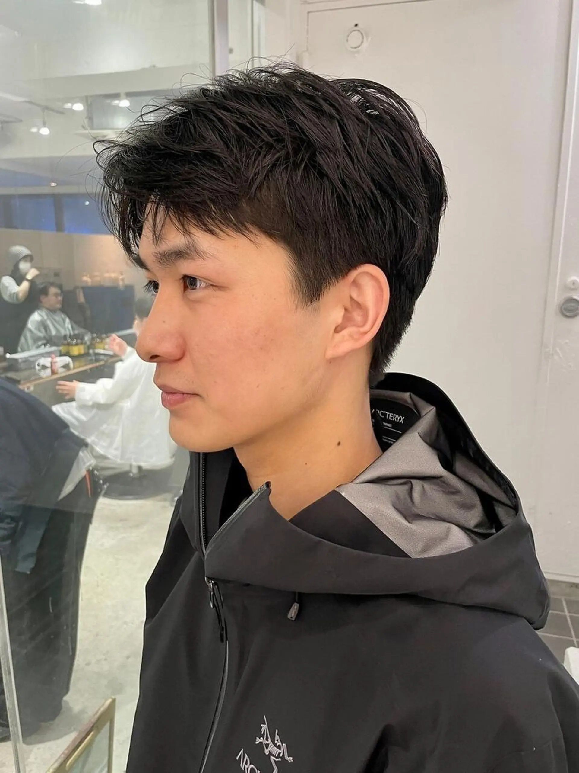 ショート カラー パーマ メンズ メンズバレイヤージュ メンズブリーチ センターパート フェードカット メンズハイライト スパイラルパーマ 🌐hina⭐️のヘアスタイル