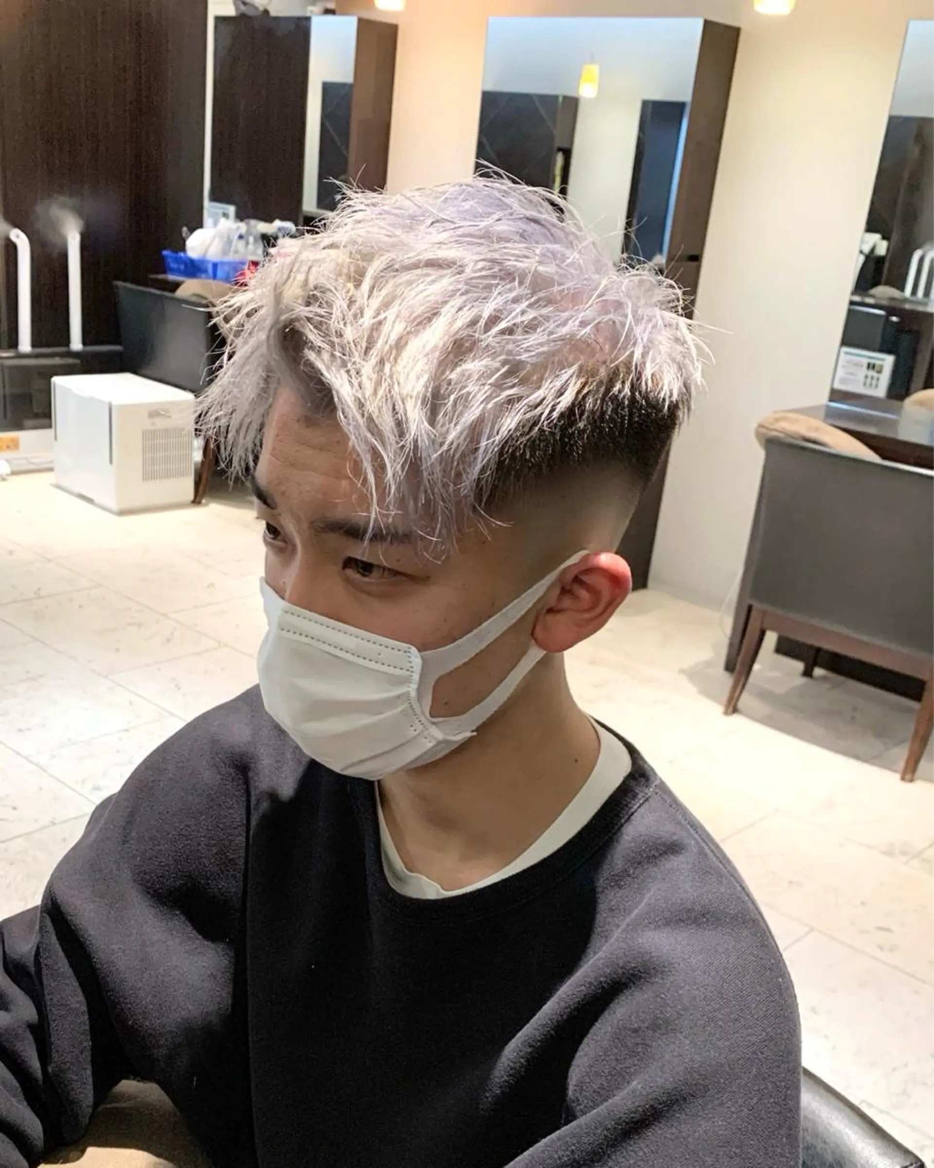 カラー メンズ フェードカット スキンフェード シルバー ホワイトシルバー メンズ専門　井藤 雅也のヘアスタイル