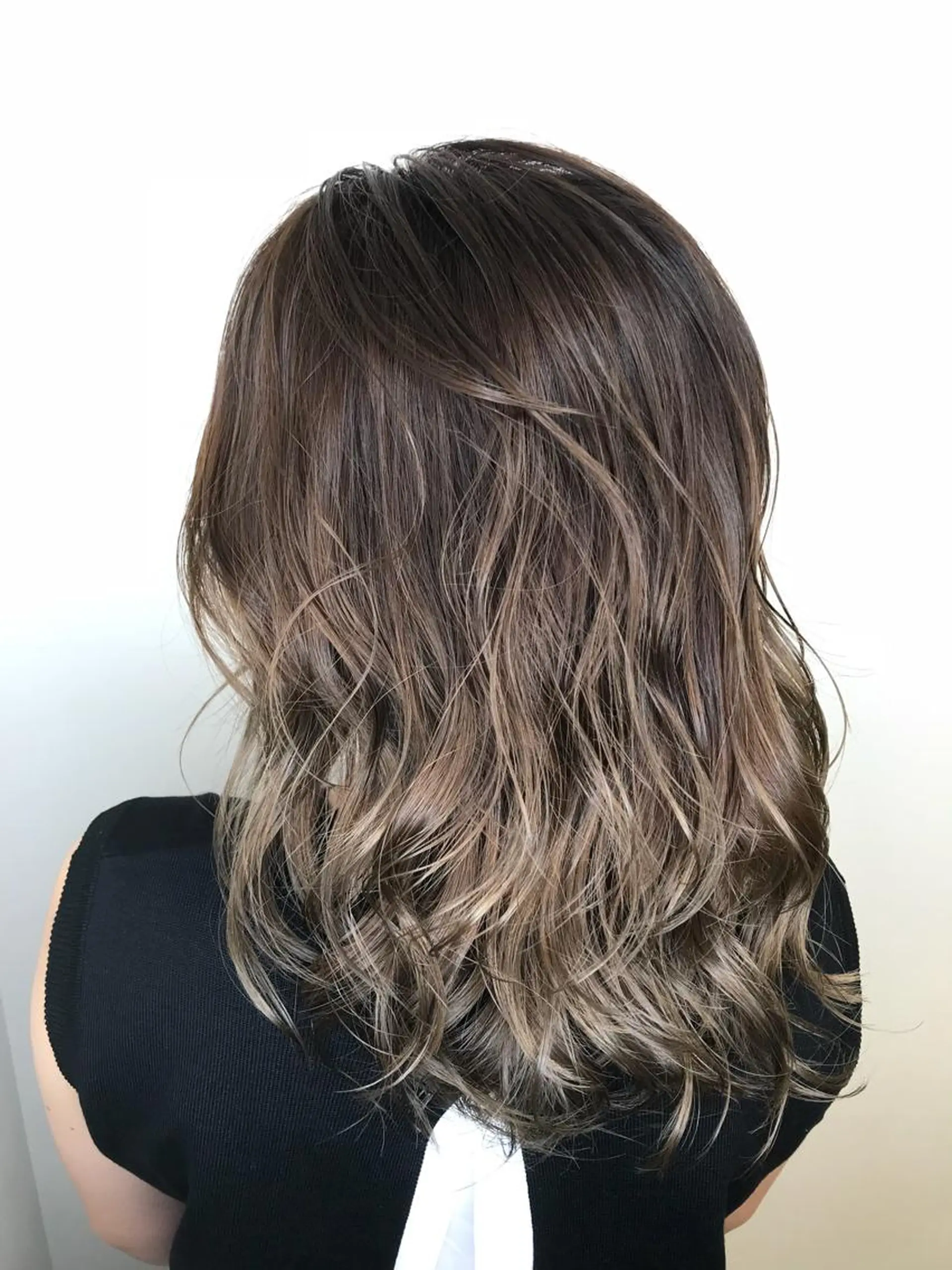 ショート カラー アッシュ ブリーチ ケアブリーチ グラデーションカラー グレージュ AMI Hair  supply所属・髪質改善カラー 韓国風レイヤーのヘアスタイル