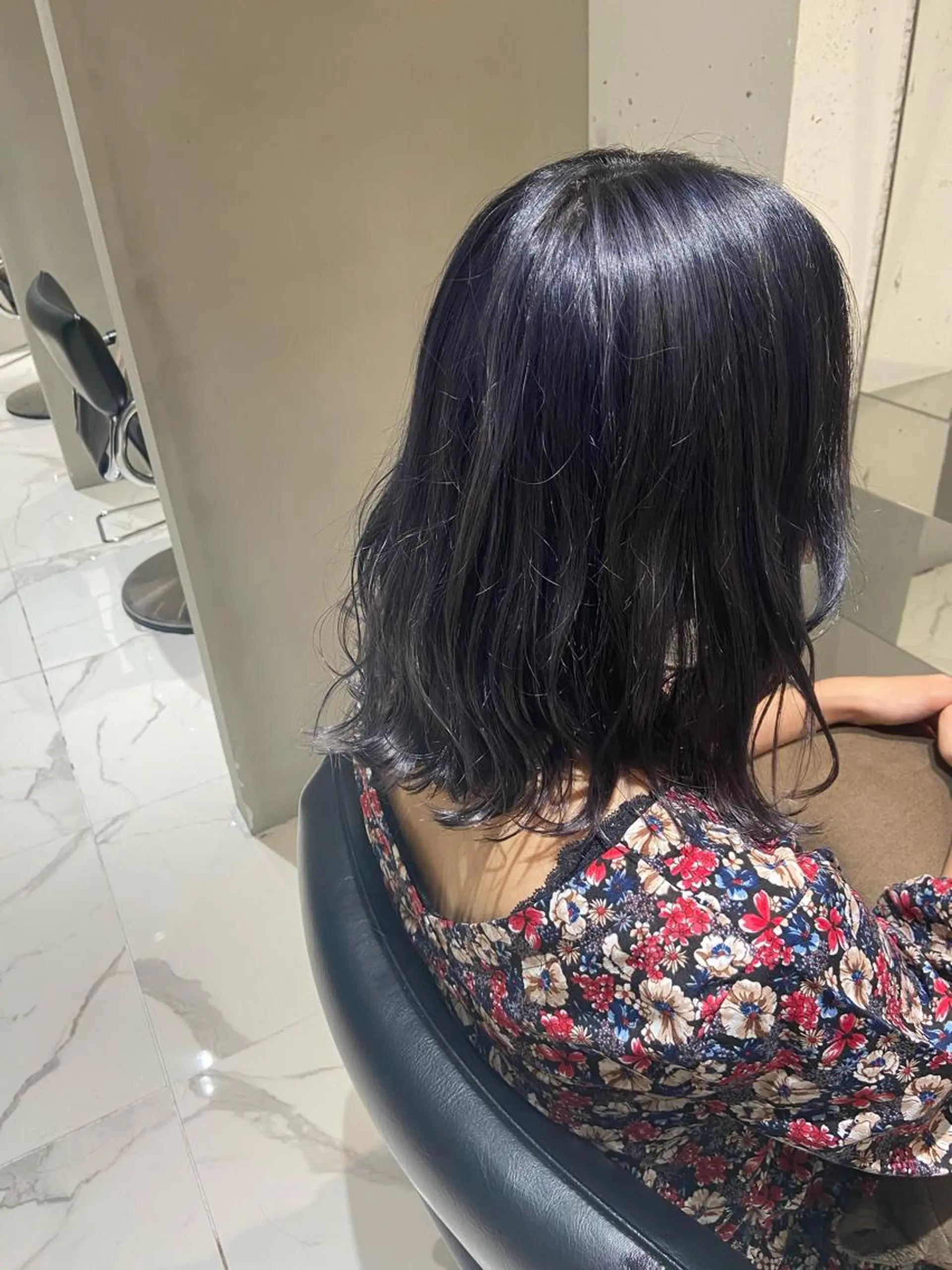 ミディアム カラー ブルーカラー ネイビーカラー シルバー カジュアルを女っぽく 𝗮𝘆𝗮𝗰𝗼のヘアスタイル