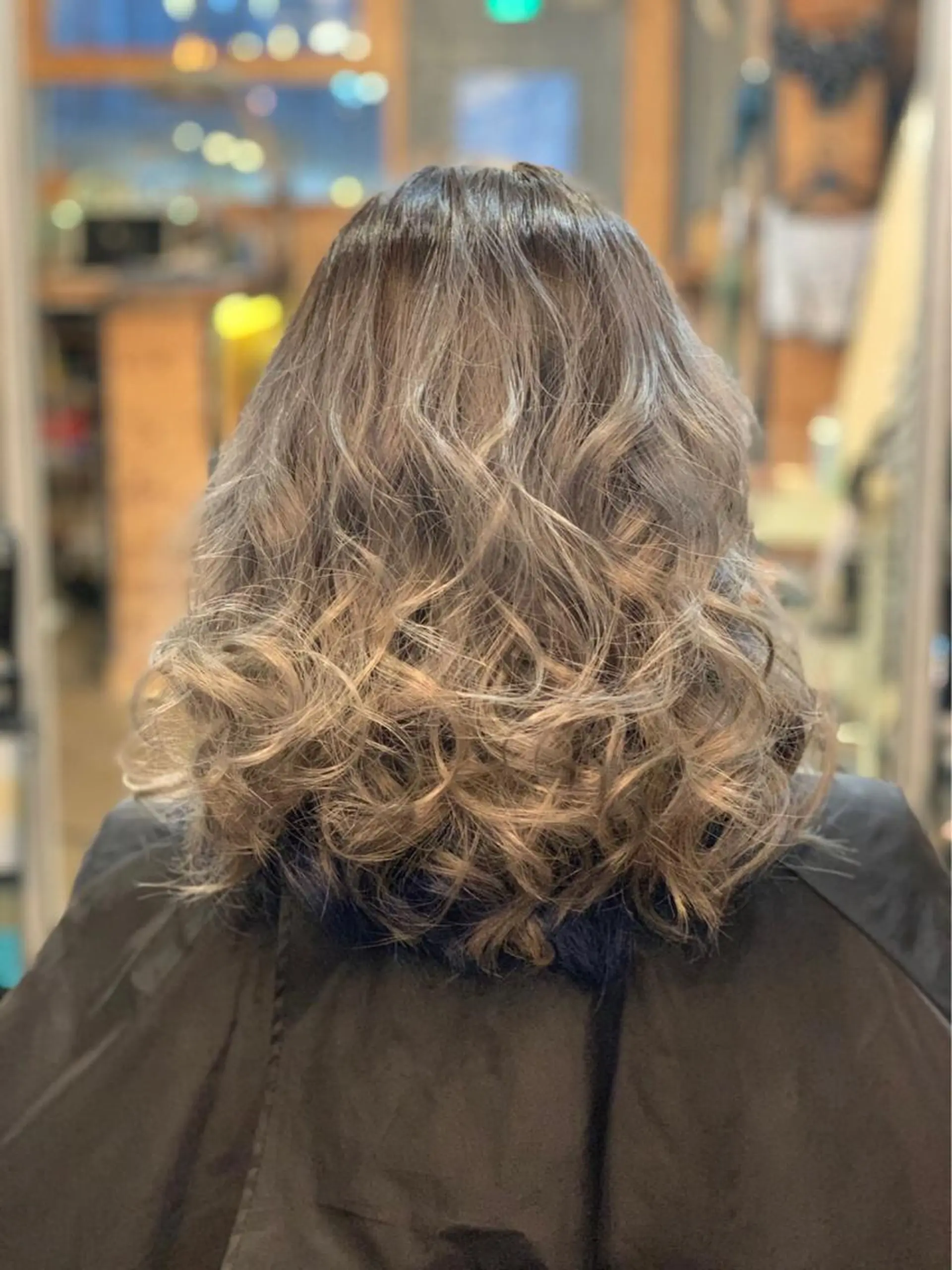 ミディアム カラー ブリーチ グラデーションカラー グレージュ ヘアカラー koahair design所属・ヨッ シーのヘアスタイル