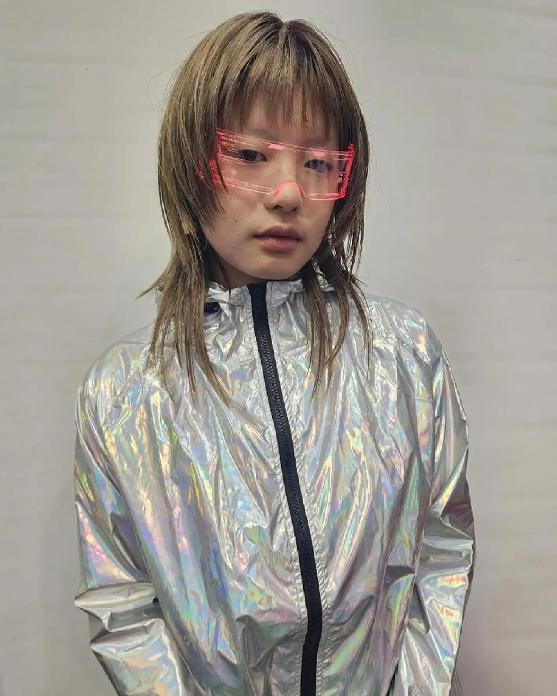 ミディアム レイヤーカット Backbocker所属・ハイトーン/ブリーチ /デザインカラーのヘアスタイル