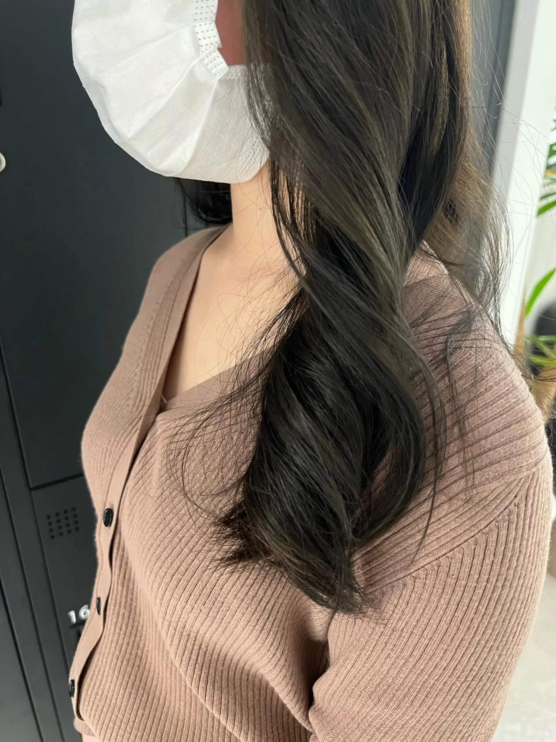 セミロング カラー ブラウンカラー オリーブブラウン 暗髪カラー🫐パーマ おくだりんかのヘアスタイル