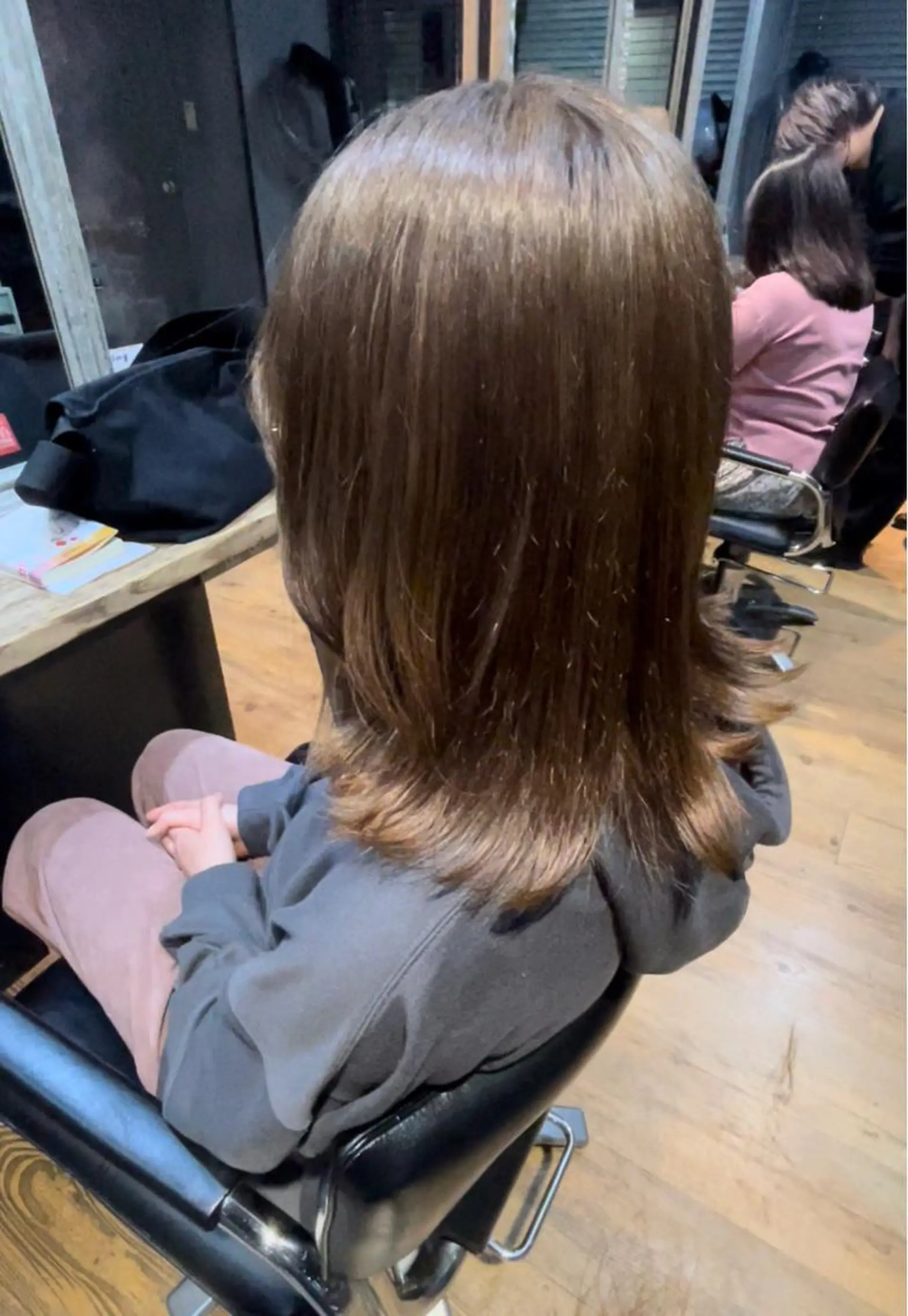 セミロング ルネ所属・切りっぱなしボブ グレージュ/福田梢のヘアスタイル