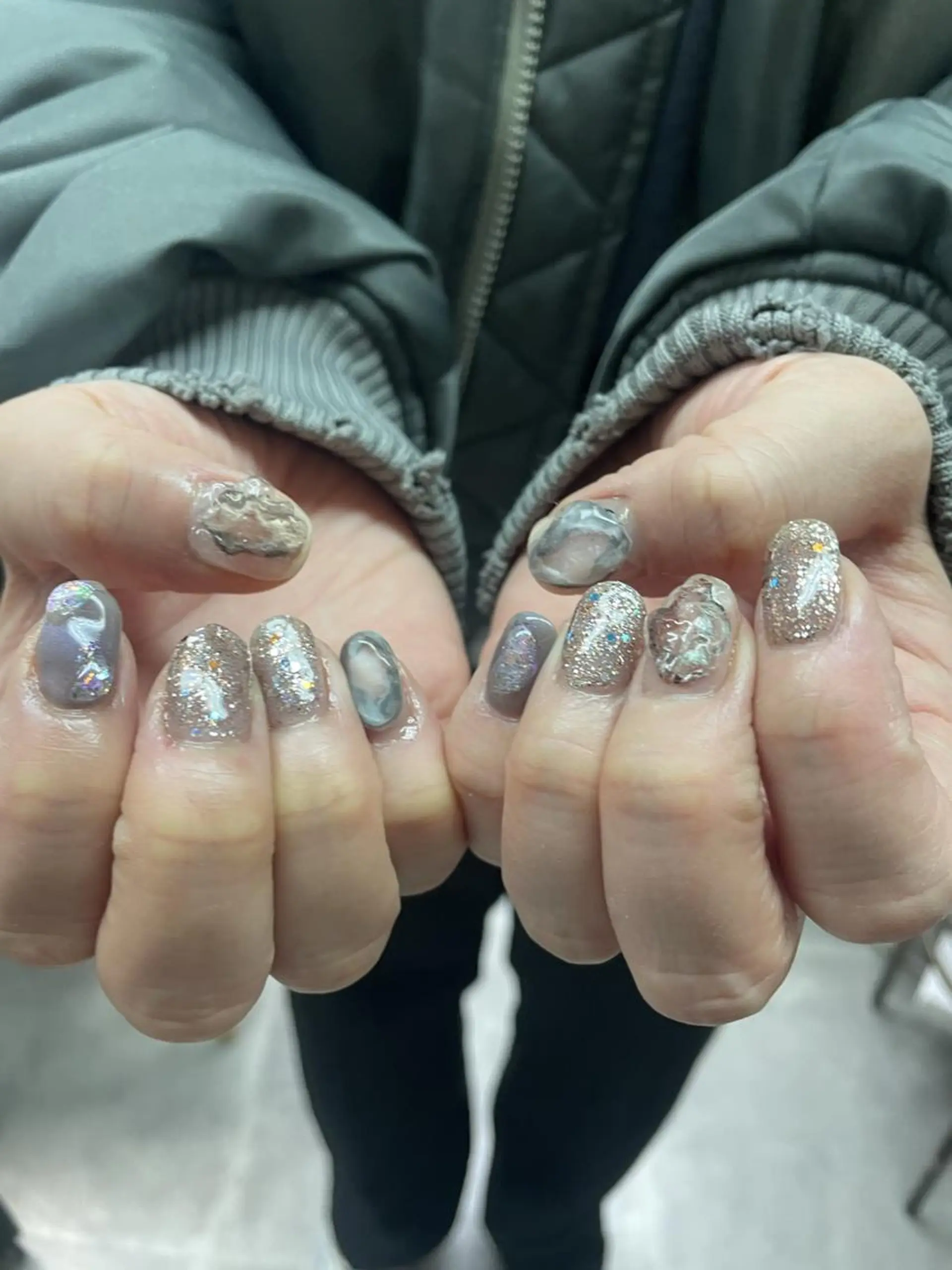 ネイル アートネイル べっ甲ネイル ジェルネイル グリーン キラキラネイル nailstudio eviz新宿店のネイルデザイン