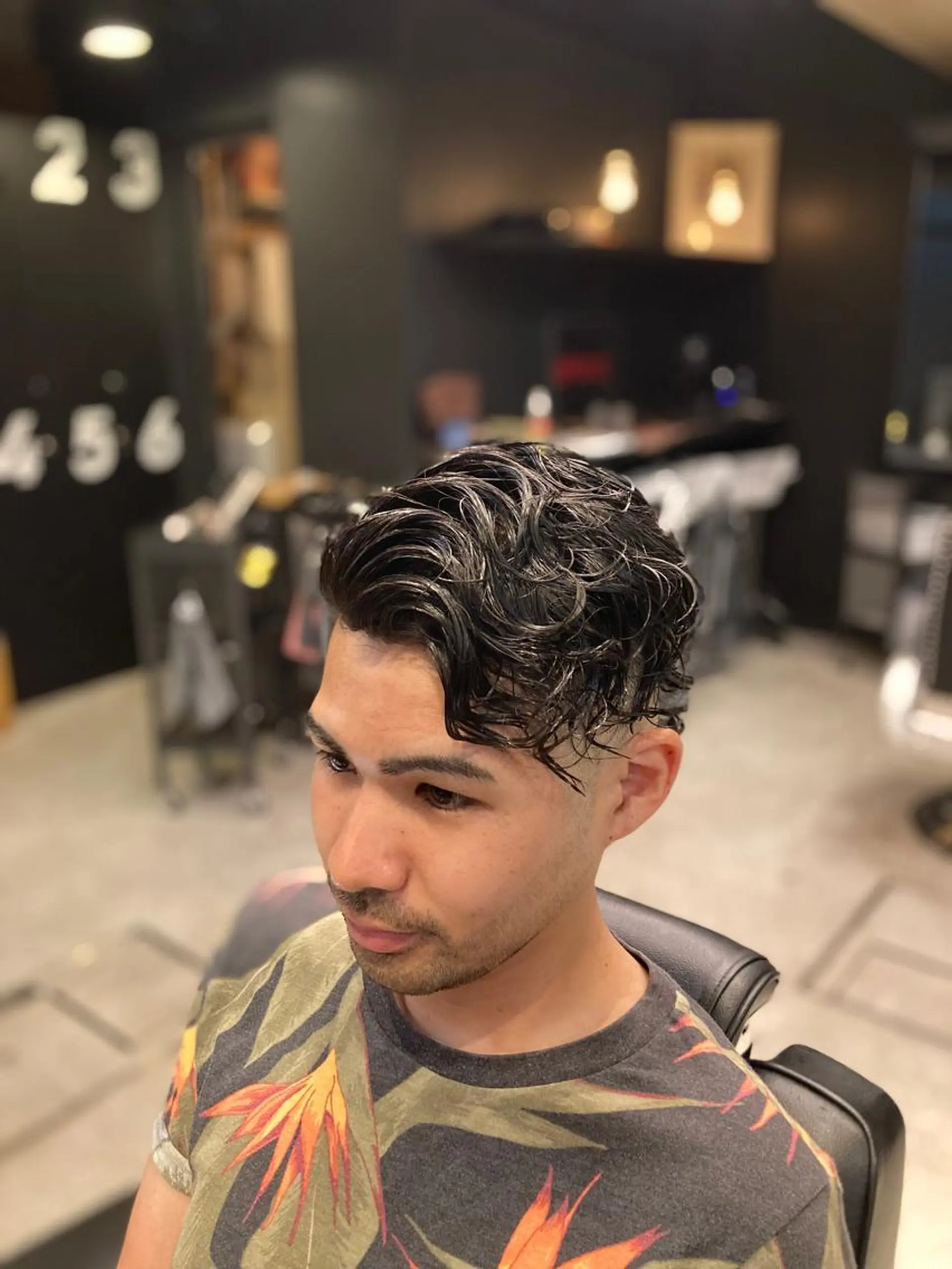 ミディアム パーマ メンズ FRANK’S BARBER&BEER CLUB 日比谷店所属・TAKU ／フェード／パーマのヘアスタイル