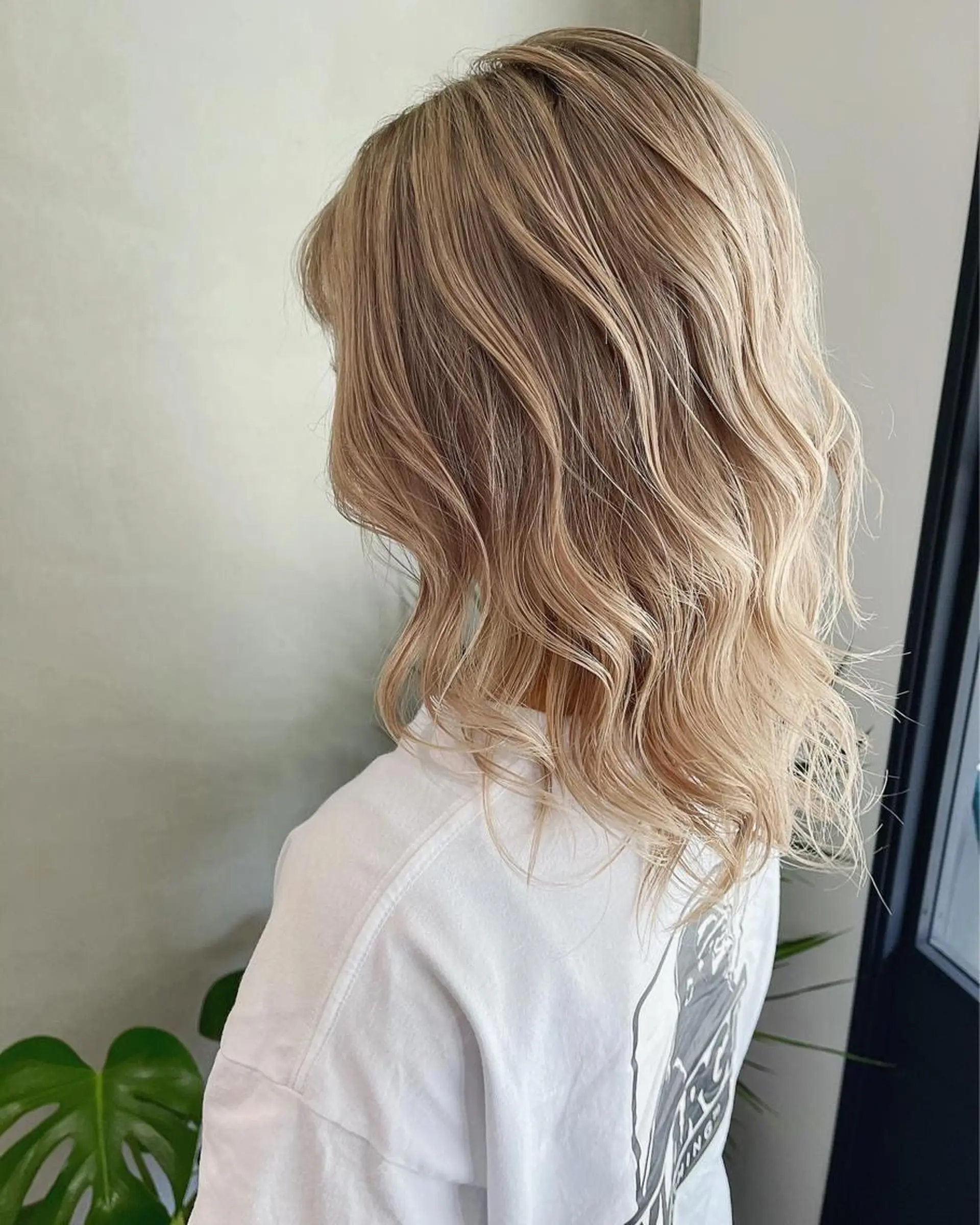 ミディアム レイヤーカット ヘアカラー ハイトーンカラー RYUのヘアスタイル