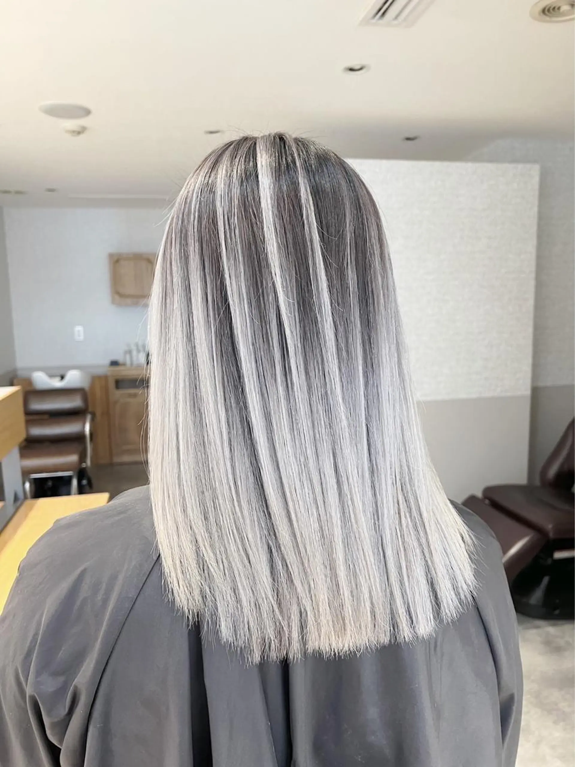 ミディアム カラー バレイヤージュ シルバー ホワイトシルバー レイヤーカット ヘアカラー トリートメント ROBIN所属・指名数No.1 /NAOYAのヘアスタイル