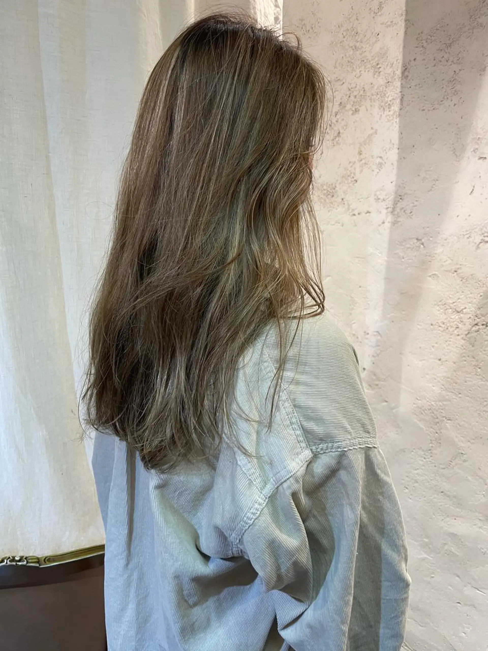 ロング カラー 泊 紗羅のヘアスタイル