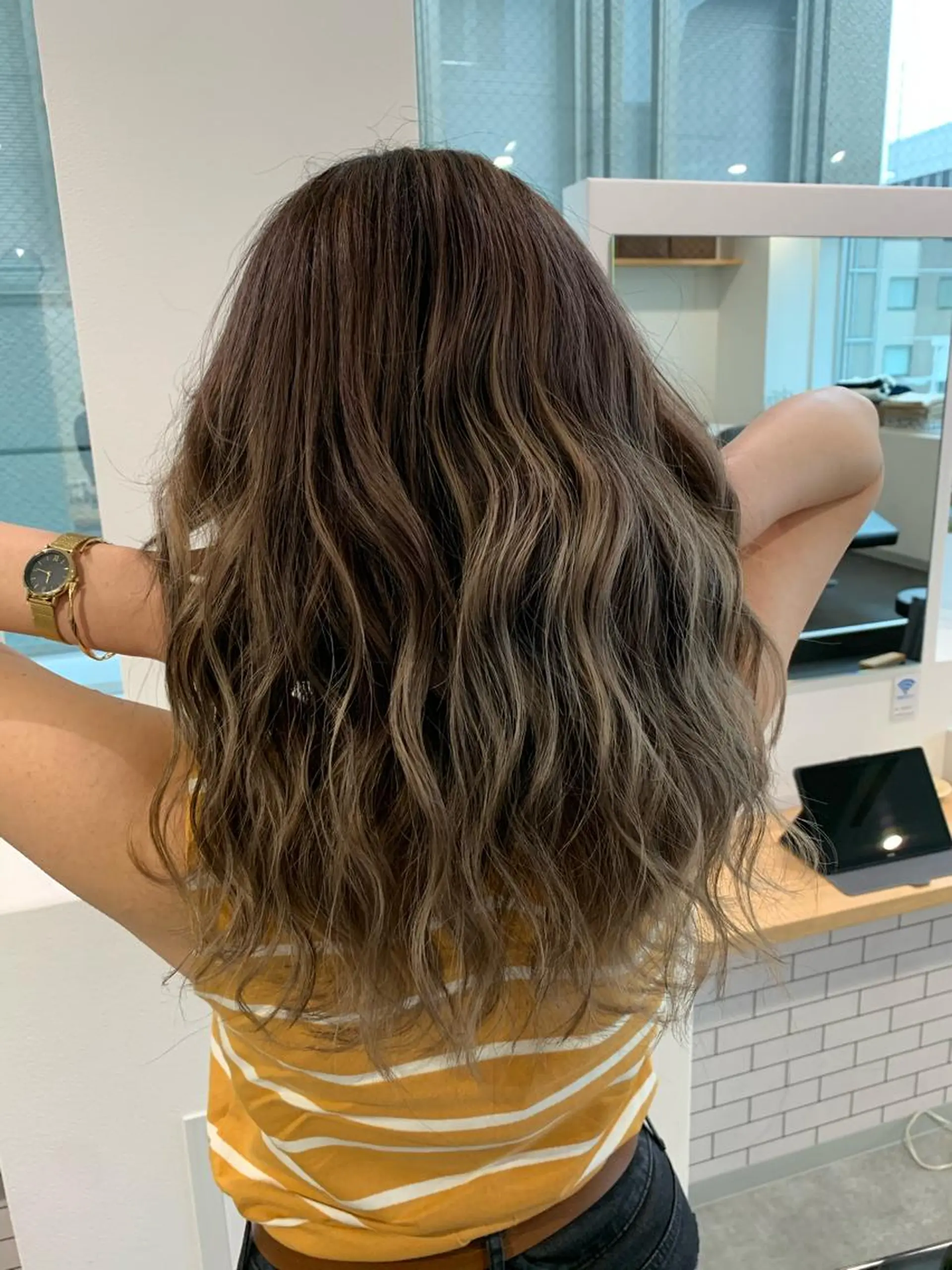 セミロング ヘアカラー ヨシミ カズヤのヘアスタイル