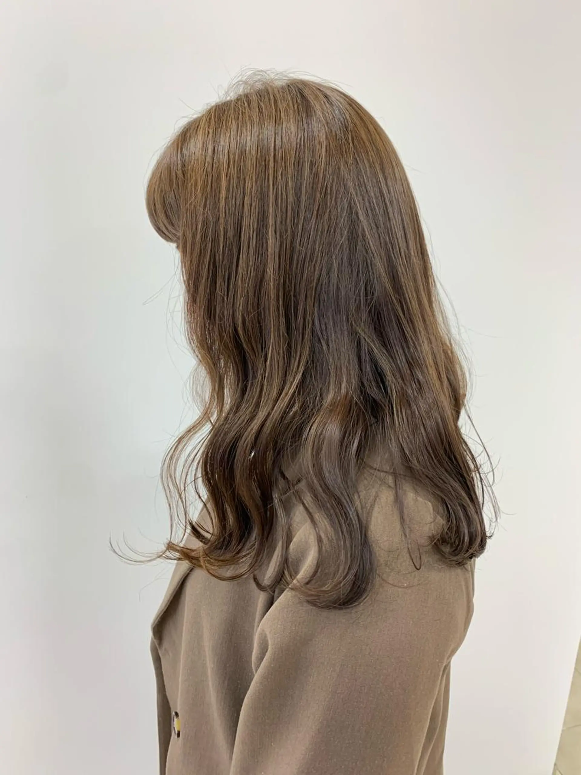 ロング カラー ベージュカラー ミルクティーベージュ カット ヘアカラー 顔まわりカット✄ ベージュカラー🧸のヘアスタイル