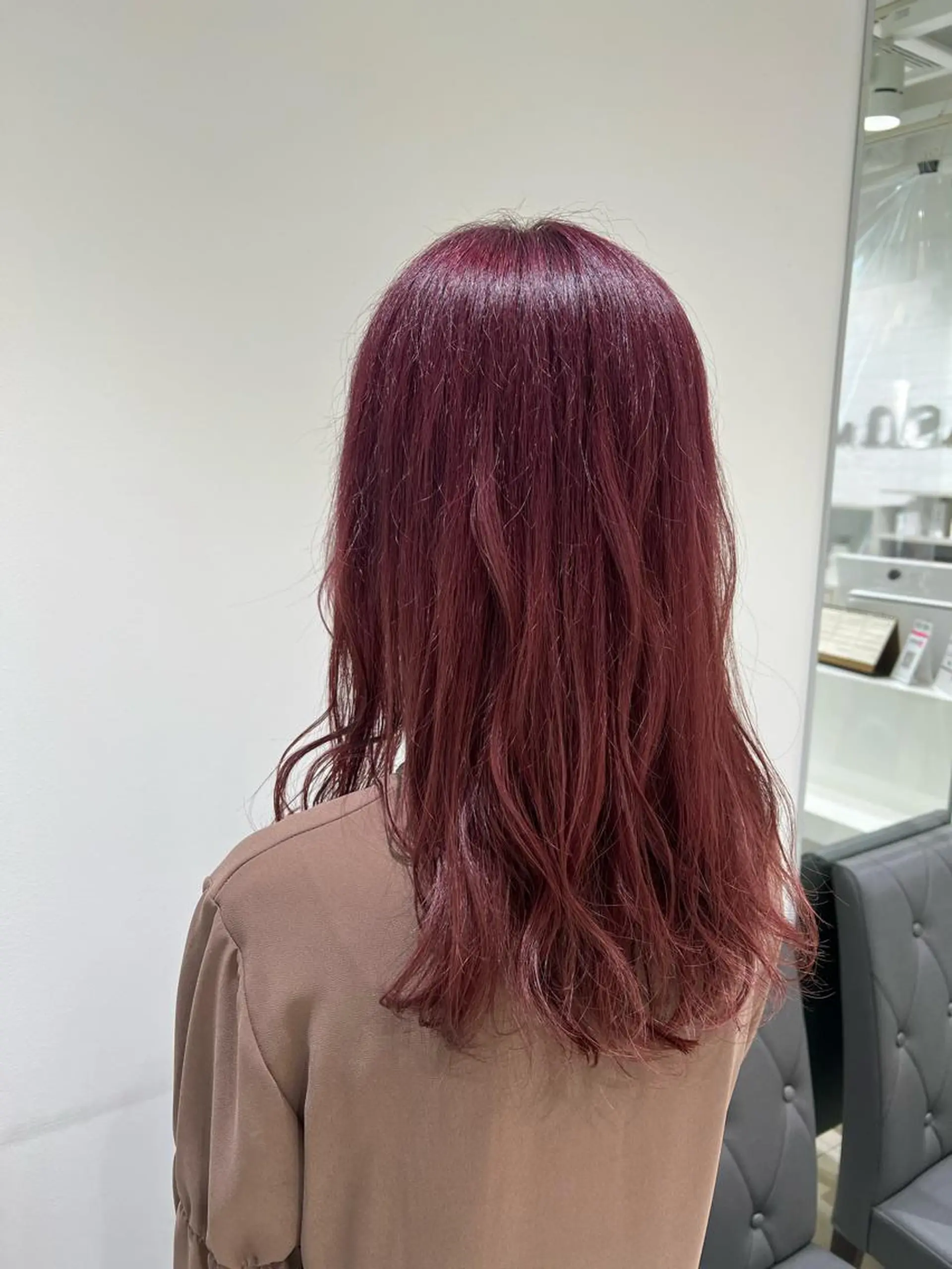 セミロング カラー ブリーチ ボルドーカラー ピンクカラー 【暖色カラー特化】 中山由梨のヘアスタイル