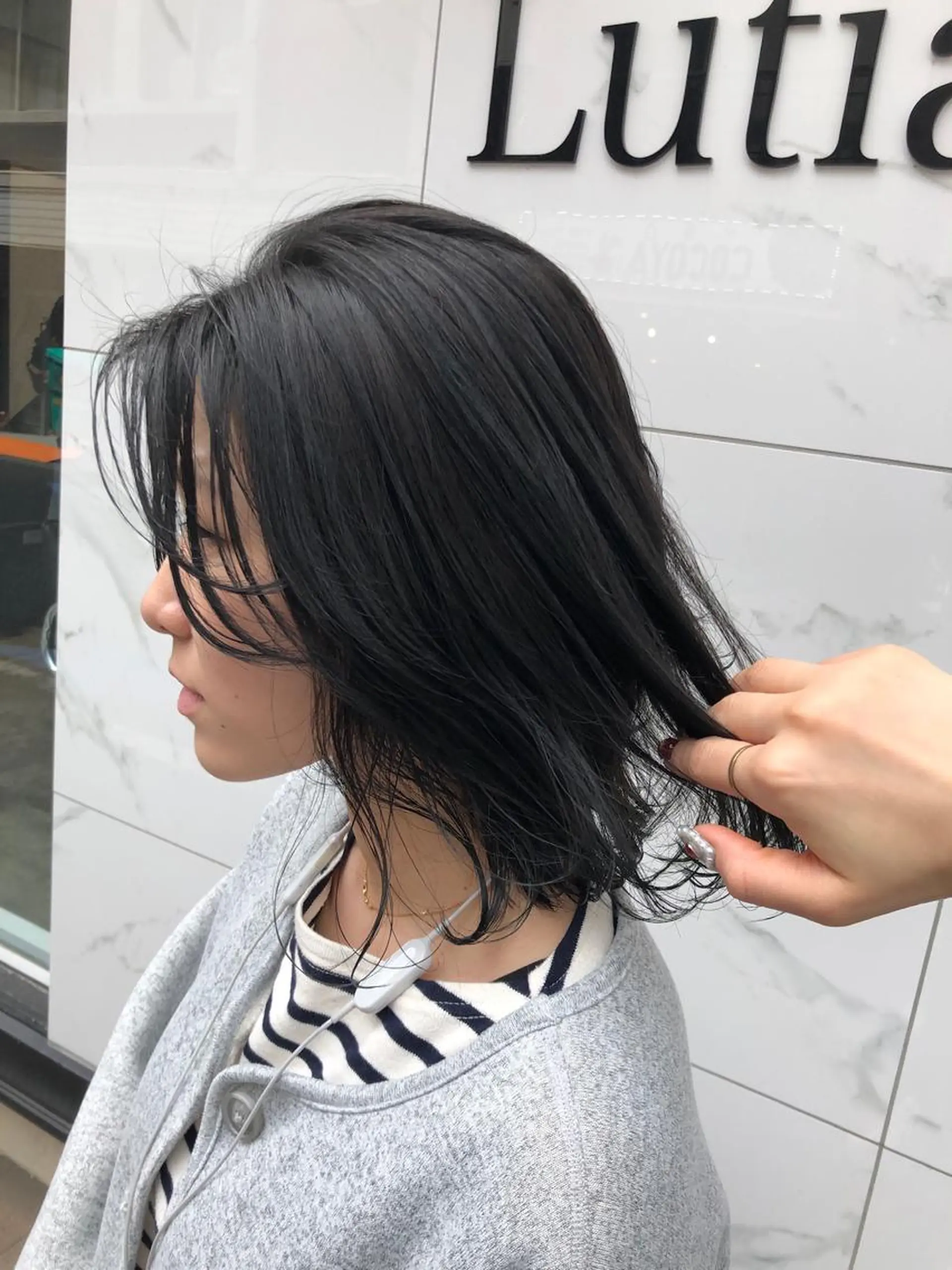 ミディアム カラー 黒髪 ブリーチ グレーブラック ブリーチなしカラー カット ヘアカラー トリートメント 縮毛矯正/髪質改善/ レイヤー代々木/木下のヘアスタイル