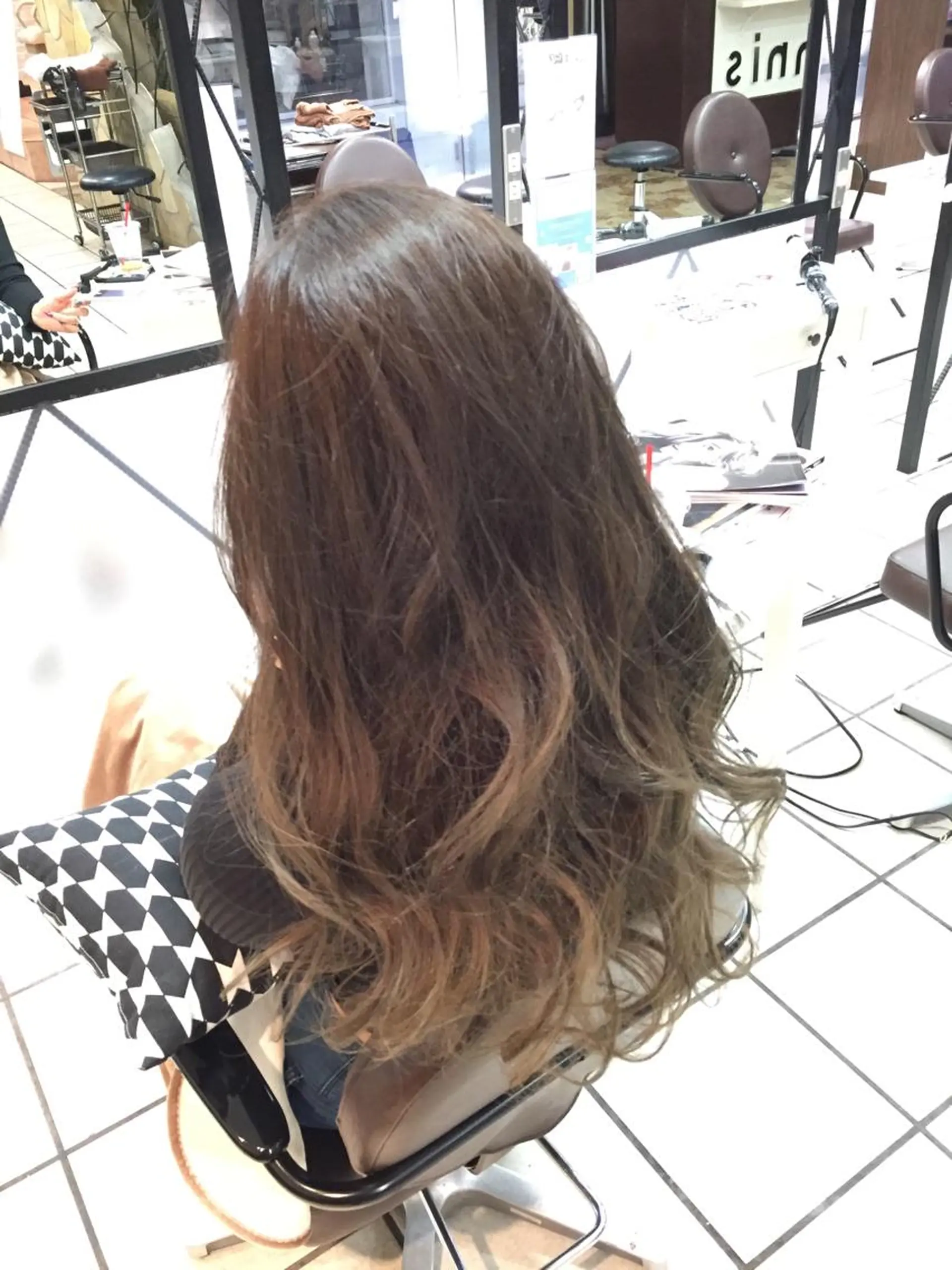 ロング カラー アッシュ アッシュグレー グラデーションカラー _sugosu_所属・西村 達哉のヘアスタイル