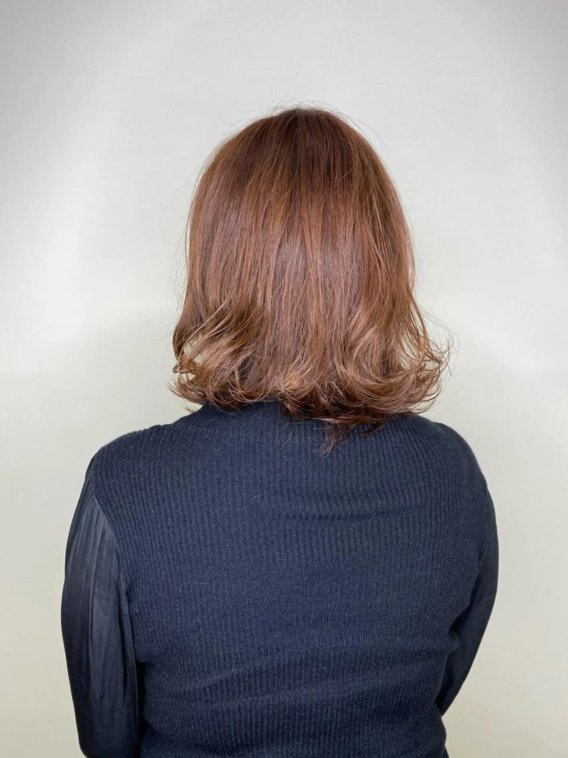 ミディアム カラー 佐治 梨乃のヘアスタイル