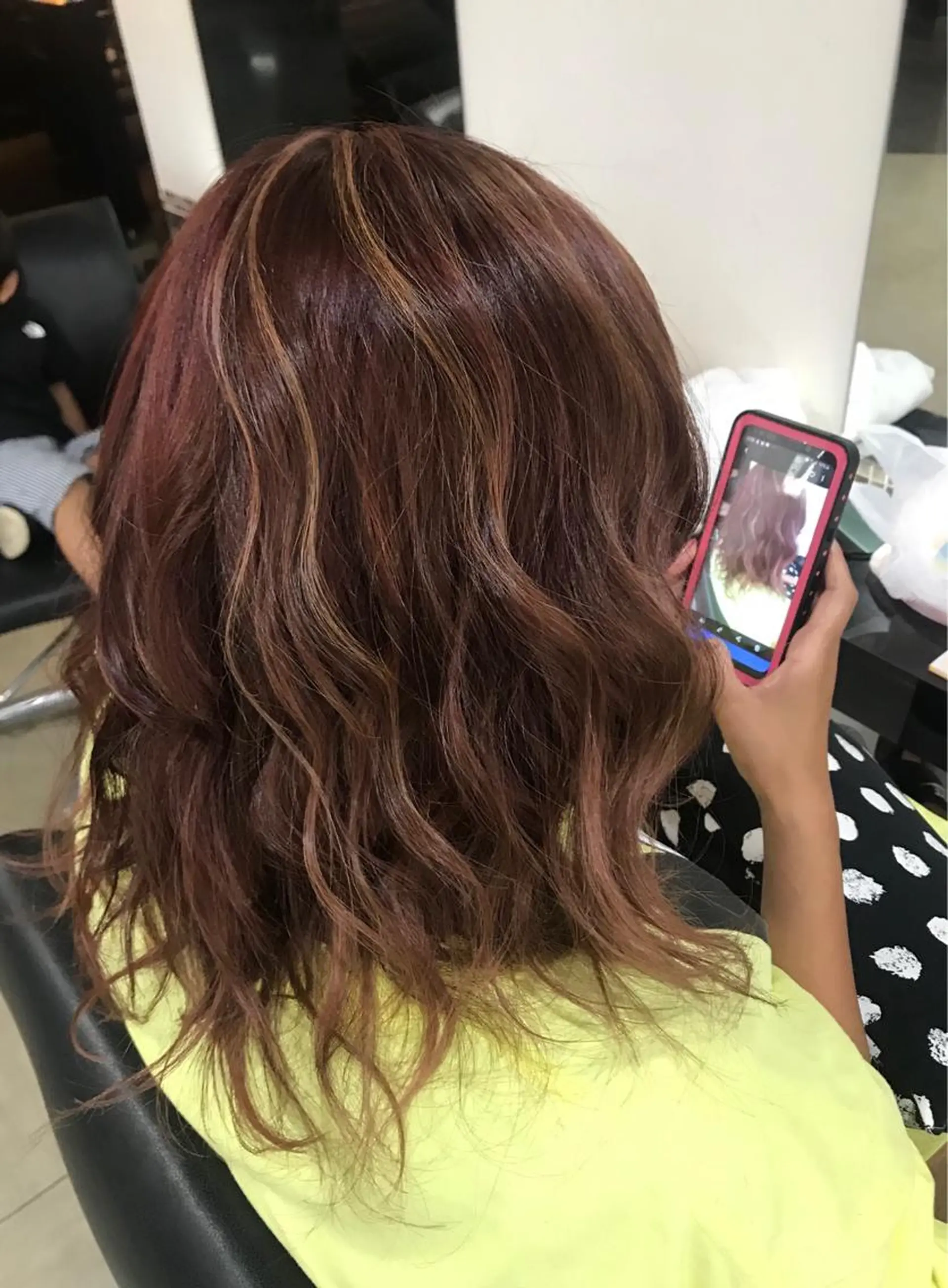 ミディアム カラー ヘアアレンジ ハイライトカラー ピンクカラー レッドカラー ハイライト DISCOHAIRsanc（ルジャルダン町田）所属・烏山 達也のヘアスタイル