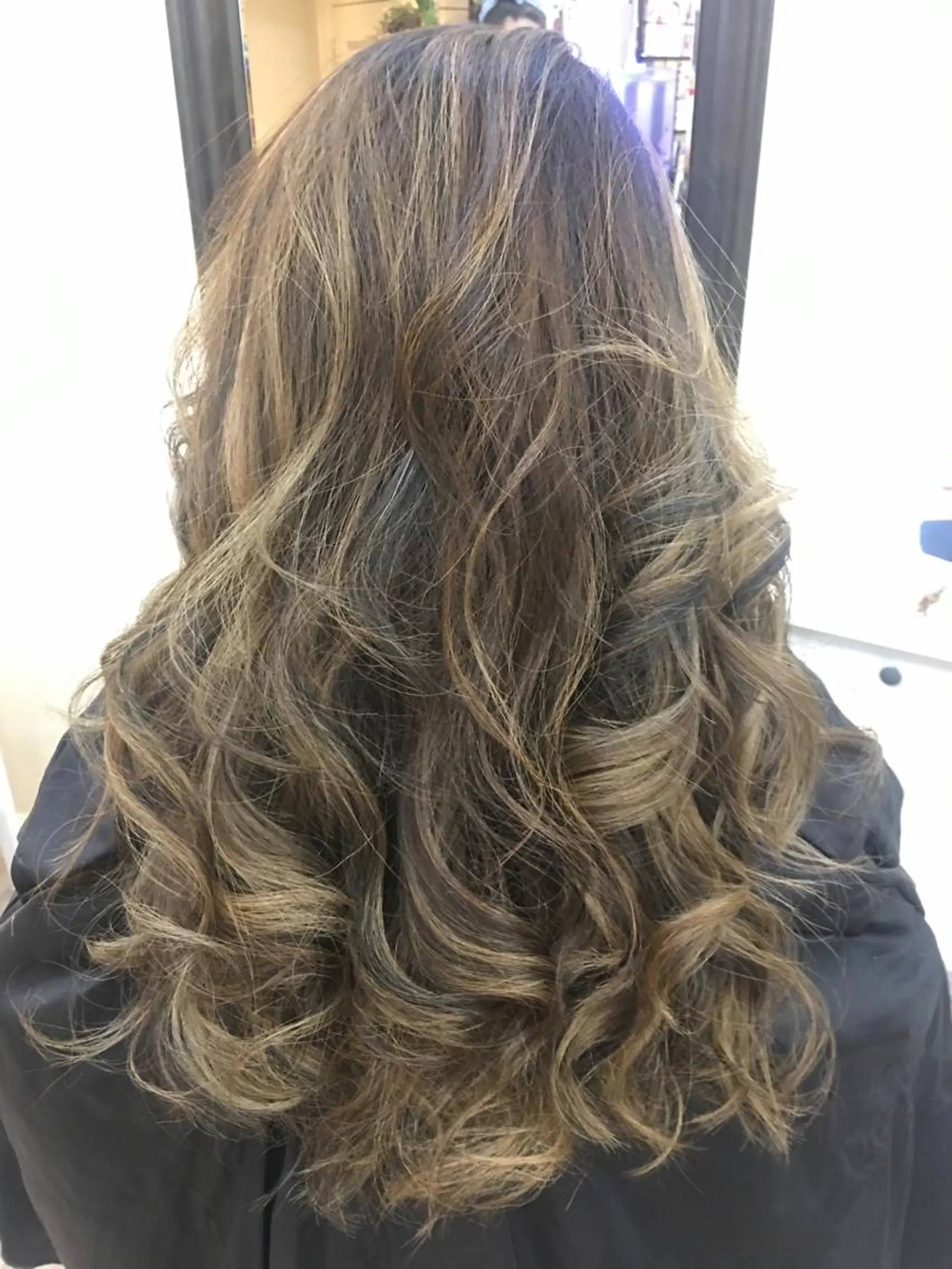 ロング カラー 鶴見 和美のヘアスタイル